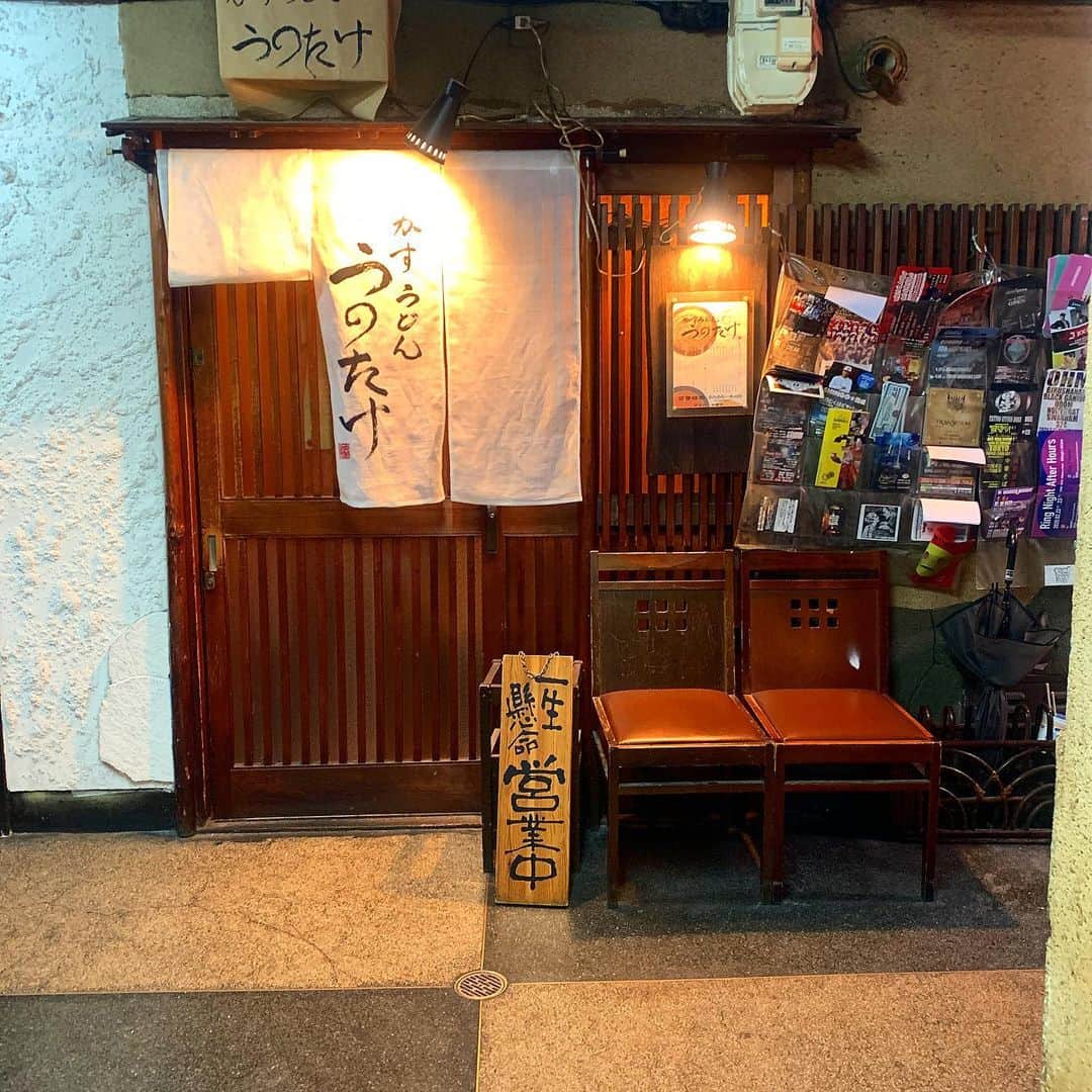 野村良平さんのインスタグラム写真 - (野村良平Instagram)「今回の大阪はかすうどん二回食べました その中の一件#うのたけ さんのうどんをドン うまかったしマスターも優しい人でした 御馳走様です  さて、また糖質を取らぬ世界へ」3月23日 7時42分 - nomura_ryohei
