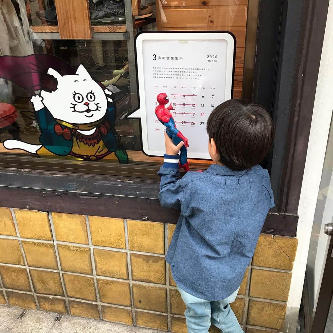 ryo0809appleさんのインスタグラム写真 - (ryo0809appleInstagram)「一昨日から京都へ来てます⛩ ・ ・ 昨日は息子の暗唱コンテストが終了。 課題が残る結果でしたが、人一倍ナーバスな息子が『ドキドキに負けたくない』と緊張と闘い、泣きながらではあったけど大きな舞台に立ち、涙で詰まりながらも諦めずに最後まで発表した事は、彼にとっても親にとってもとても良い経験でした。 来年もまた来られるよう頑張ろうね。 次こそは100%の力を出せるはずだよ😊 ・ ・ 会場のすぐ側の京都御所を少しだけ散歩🌸 息子は気晴らしの縄跳び😂 大会の後は、昨日約束してたディズニーストアへ🐭 泣いてしまったけど、大きな舞台に諦めずに挑んだという頑張りへのご褒美に、大好きなスパイダーマン のサウンドフィギュア🕷 昨日の午後は四条河原町あたりをブラブラ楽しみました😁 ・ ・ 明日には福岡へ帰るし、せっかくなので今日は思いっきり京都を楽しもうと思います🙋🏻‍♀️ ・ ・ ・ #京都 #京都観光 #家族旅行」3月23日 7時45分 - ryo0809apple
