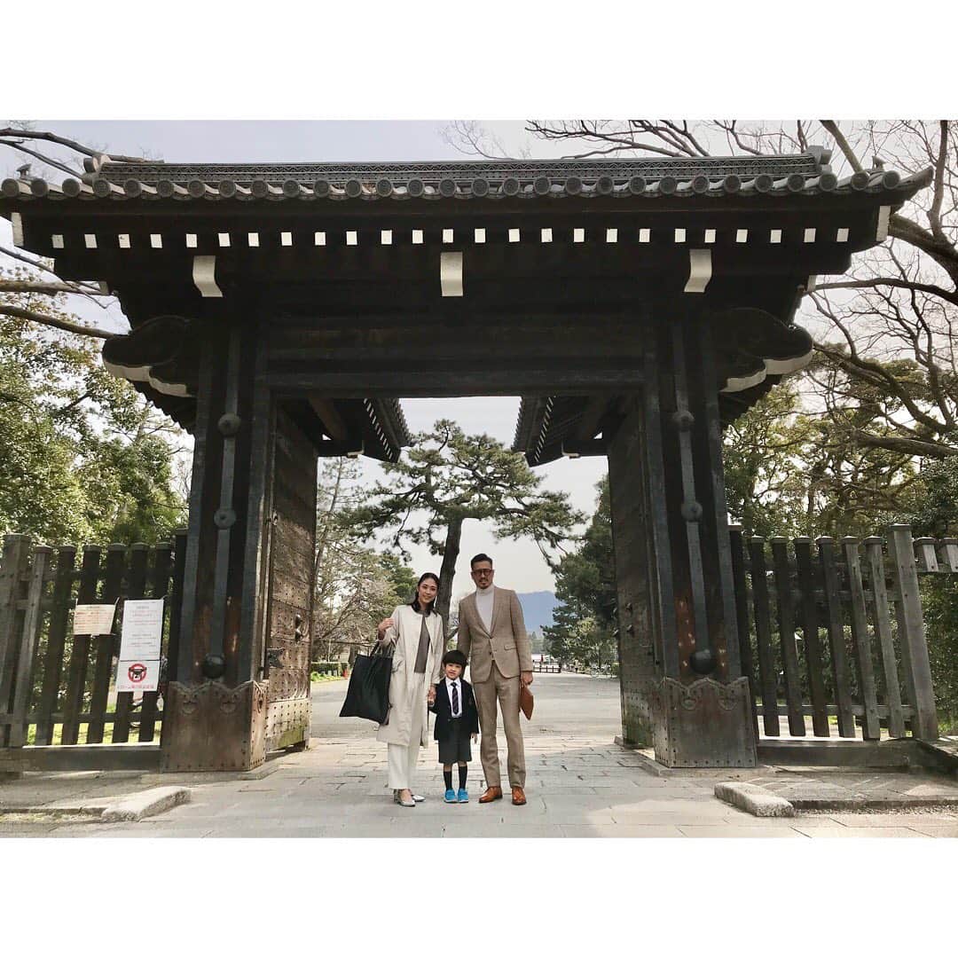 ryo0809appleさんのインスタグラム写真 - (ryo0809appleInstagram)「一昨日から京都へ来てます⛩ ・ ・ 昨日は息子の暗唱コンテストが終了。 課題が残る結果でしたが、人一倍ナーバスな息子が『ドキドキに負けたくない』と緊張と闘い、泣きながらではあったけど大きな舞台に立ち、涙で詰まりながらも諦めずに最後まで発表した事は、彼にとっても親にとってもとても良い経験でした。 来年もまた来られるよう頑張ろうね。 次こそは100%の力を出せるはずだよ😊 ・ ・ 会場のすぐ側の京都御所を少しだけ散歩🌸 息子は気晴らしの縄跳び😂 大会の後は、昨日約束してたディズニーストアへ🐭 泣いてしまったけど、大きな舞台に諦めずに挑んだという頑張りへのご褒美に、大好きなスパイダーマン のサウンドフィギュア🕷 昨日の午後は四条河原町あたりをブラブラ楽しみました😁 ・ ・ 明日には福岡へ帰るし、せっかくなので今日は思いっきり京都を楽しもうと思います🙋🏻‍♀️ ・ ・ ・ #京都 #京都観光 #家族旅行」3月23日 7時45分 - ryo0809apple