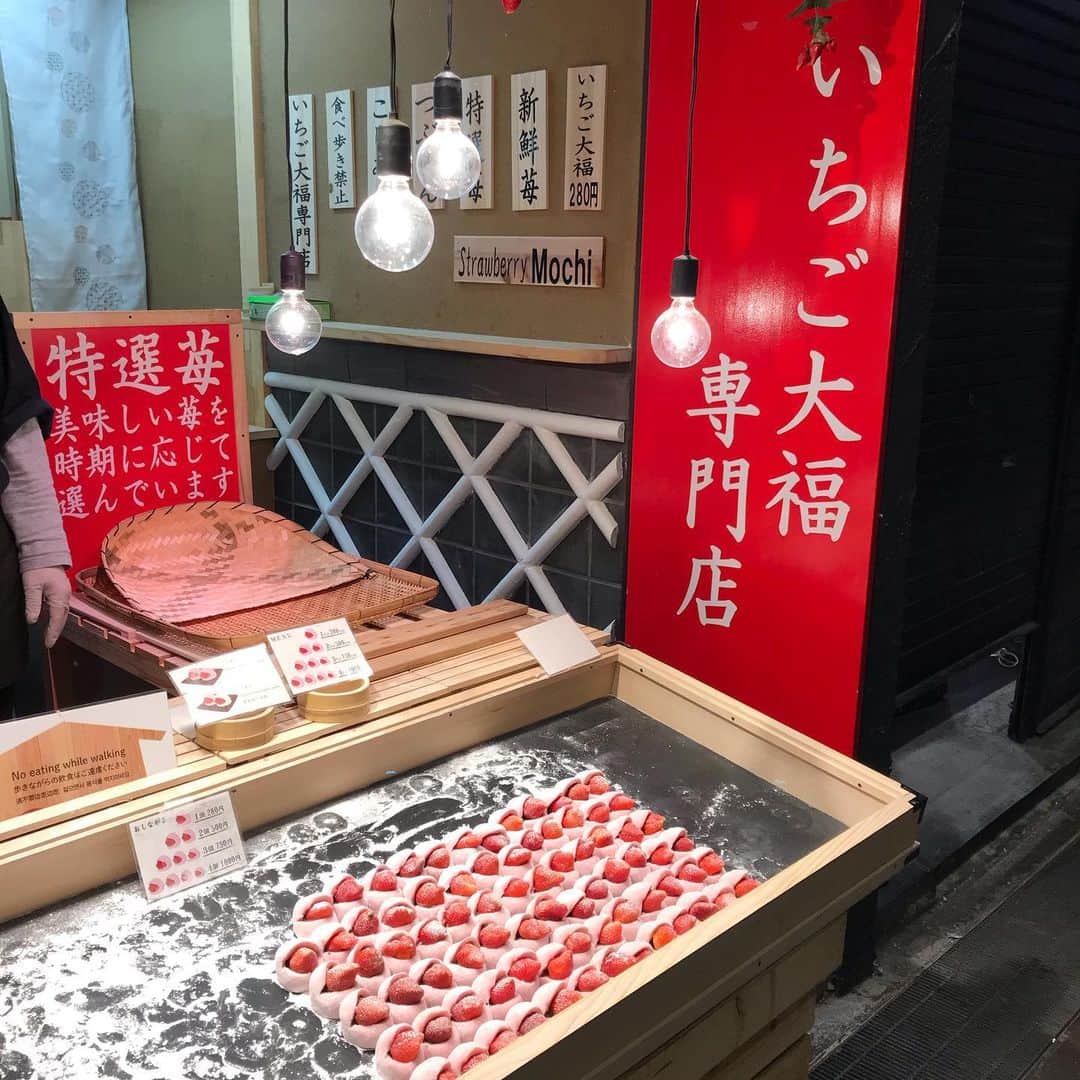 ryo0809appleさんのインスタグラム写真 - (ryo0809appleInstagram)「一昨日から京都へ来てます⛩ ・ ・ 昨日は息子の暗唱コンテストが終了。 課題が残る結果でしたが、人一倍ナーバスな息子が『ドキドキに負けたくない』と緊張と闘い、泣きながらではあったけど大きな舞台に立ち、涙で詰まりながらも諦めずに最後まで発表した事は、彼にとっても親にとってもとても良い経験でした。 来年もまた来られるよう頑張ろうね。 次こそは100%の力を出せるはずだよ😊 ・ ・ 会場のすぐ側の京都御所を少しだけ散歩🌸 息子は気晴らしの縄跳び😂 大会の後は、昨日約束してたディズニーストアへ🐭 泣いてしまったけど、大きな舞台に諦めずに挑んだという頑張りへのご褒美に、大好きなスパイダーマン のサウンドフィギュア🕷 昨日の午後は四条河原町あたりをブラブラ楽しみました😁 ・ ・ 明日には福岡へ帰るし、せっかくなので今日は思いっきり京都を楽しもうと思います🙋🏻‍♀️ ・ ・ ・ #京都 #京都観光 #家族旅行」3月23日 7時45分 - ryo0809apple