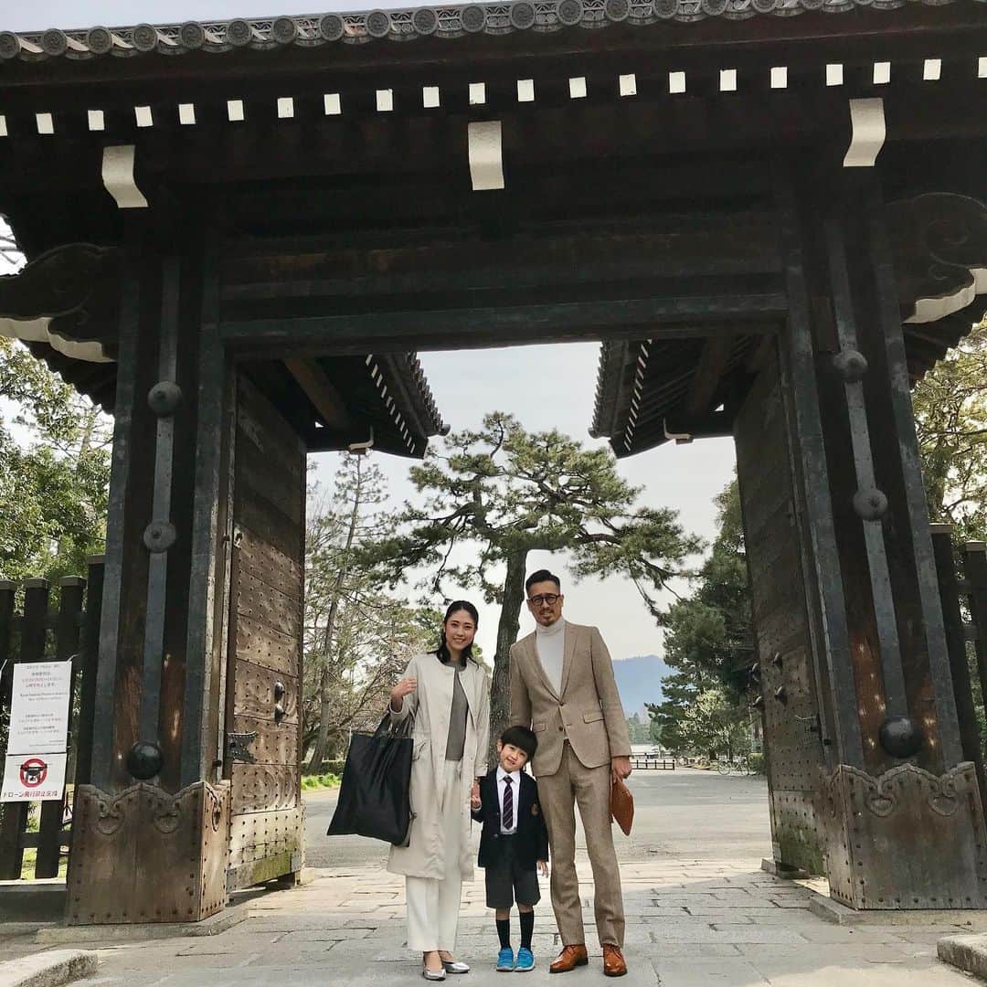 ryo0809appleさんのインスタグラム写真 - (ryo0809appleInstagram)「一昨日から京都へ来てます⛩ ・ ・ 昨日は息子の暗唱コンテストが終了。 課題が残る結果でしたが、人一倍ナーバスな息子が『ドキドキに負けたくない』と緊張と闘い、泣きながらではあったけど大きな舞台に立ち、涙で詰まりながらも諦めずに最後まで発表した事は、彼にとっても親にとってもとても良い経験でした。 来年もまた来られるよう頑張ろうね。 次こそは100%の力を出せるはずだよ😊 ・ ・ 会場のすぐ側の京都御所を少しだけ散歩🌸 息子は気晴らしの縄跳び😂 大会の後は、昨日約束してたディズニーストアへ🐭 泣いてしまったけど、大きな舞台に諦めずに挑んだという頑張りへのご褒美に、大好きなスパイダーマン のサウンドフィギュア🕷 昨日の午後は四条河原町あたりをブラブラ楽しみました😁 ・ ・ 明日には福岡へ帰るし、せっかくなので今日は思いっきり京都を楽しもうと思います🙋🏻‍♀️ ・ ・ ・ #京都 #京都観光 #家族旅行」3月23日 7時45分 - ryo0809apple