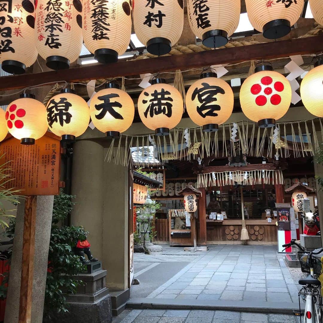 ryo0809appleさんのインスタグラム写真 - (ryo0809appleInstagram)「一昨日から京都へ来てます⛩ ・ ・ 昨日は息子の暗唱コンテストが終了。 課題が残る結果でしたが、人一倍ナーバスな息子が『ドキドキに負けたくない』と緊張と闘い、泣きながらではあったけど大きな舞台に立ち、涙で詰まりながらも諦めずに最後まで発表した事は、彼にとっても親にとってもとても良い経験でした。 来年もまた来られるよう頑張ろうね。 次こそは100%の力を出せるはずだよ😊 ・ ・ 会場のすぐ側の京都御所を少しだけ散歩🌸 息子は気晴らしの縄跳び😂 大会の後は、昨日約束してたディズニーストアへ🐭 泣いてしまったけど、大きな舞台に諦めずに挑んだという頑張りへのご褒美に、大好きなスパイダーマン のサウンドフィギュア🕷 昨日の午後は四条河原町あたりをブラブラ楽しみました😁 ・ ・ 明日には福岡へ帰るし、せっかくなので今日は思いっきり京都を楽しもうと思います🙋🏻‍♀️ ・ ・ ・ #京都 #京都観光 #家族旅行」3月23日 7時45分 - ryo0809apple