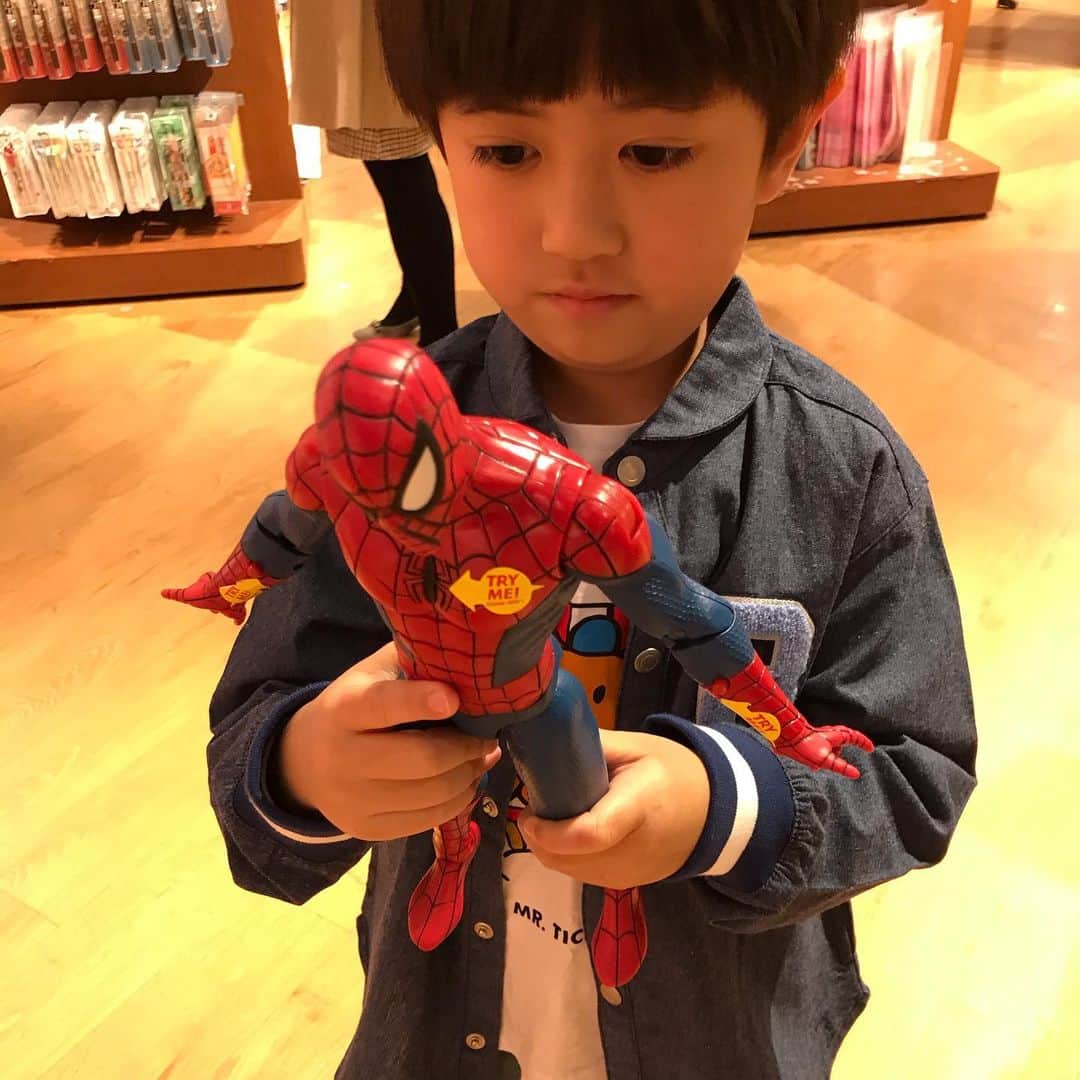 ryo0809appleさんのインスタグラム写真 - (ryo0809appleInstagram)「一昨日から京都へ来てます⛩ ・ ・ 昨日は息子の暗唱コンテストが終了。 課題が残る結果でしたが、人一倍ナーバスな息子が『ドキドキに負けたくない』と緊張と闘い、泣きながらではあったけど大きな舞台に立ち、涙で詰まりながらも諦めずに最後まで発表した事は、彼にとっても親にとってもとても良い経験でした。 来年もまた来られるよう頑張ろうね。 次こそは100%の力を出せるはずだよ😊 ・ ・ 会場のすぐ側の京都御所を少しだけ散歩🌸 息子は気晴らしの縄跳び😂 大会の後は、昨日約束してたディズニーストアへ🐭 泣いてしまったけど、大きな舞台に諦めずに挑んだという頑張りへのご褒美に、大好きなスパイダーマン のサウンドフィギュア🕷 昨日の午後は四条河原町あたりをブラブラ楽しみました😁 ・ ・ 明日には福岡へ帰るし、せっかくなので今日は思いっきり京都を楽しもうと思います🙋🏻‍♀️ ・ ・ ・ #京都 #京都観光 #家族旅行」3月23日 7時45分 - ryo0809apple