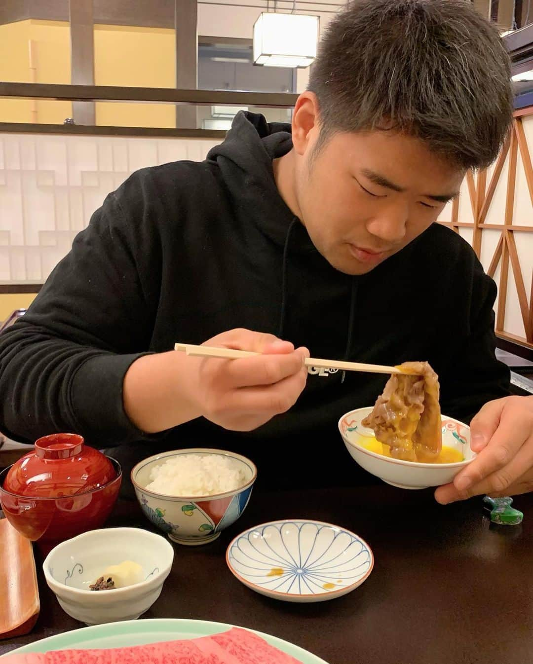 はなわさんのインスタグラム写真 - (はなわInstagram)「先日、長男・元輝と夕食を食べに行きました^ - ^  すき焼きが食べたい！との事だったので、新宿高島屋にある「人形町今半」さんへ行ってきました！  朝から何も食べてなかったらしく、  凄い顔です（笑）  うんまっ！  米も凄い顔で食べてました^ - ^  美味しかった^ - ^  また連れて行ってあげようと思いますー。」3月23日 13時12分 - naoki_hanawa