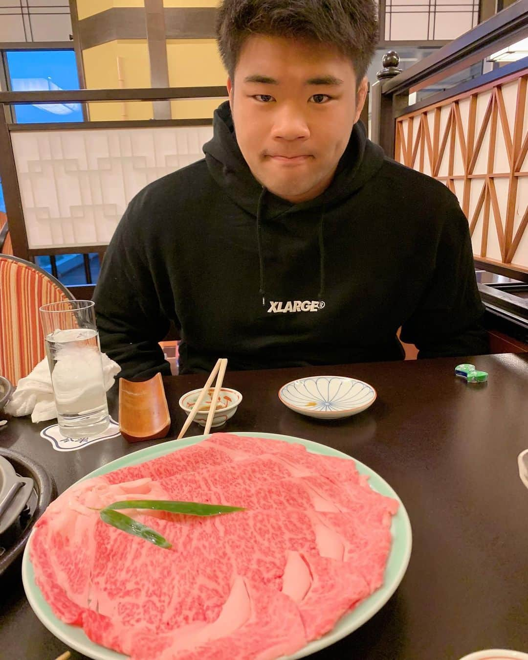 はなわさんのインスタグラム写真 - (はなわInstagram)「先日、長男・元輝と夕食を食べに行きました^ - ^  すき焼きが食べたい！との事だったので、新宿高島屋にある「人形町今半」さんへ行ってきました！  朝から何も食べてなかったらしく、  凄い顔です（笑）  うんまっ！  米も凄い顔で食べてました^ - ^  美味しかった^ - ^  また連れて行ってあげようと思いますー。」3月23日 13時12分 - naoki_hanawa