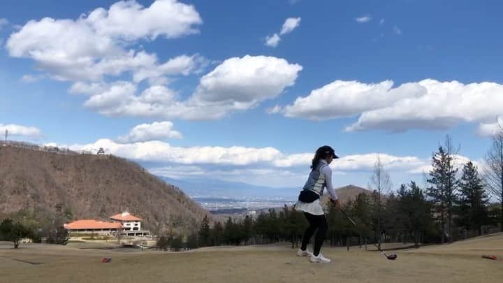 神崎美羽のインスタグラム：「この間の今年初ラウンドは強風でボロッボロだったけど、今日こそがんばる！ …なんだか雲行き怪しいけど💦  今日はGTバーディーズ練習ラウンドです⛳️ ホームコース、鎌倉パブリックにいってきまーす！  #golf #ゴルフ　#ゴルフ女子　#golfstagram #golfswing #golflife #golfwear #golfgirl #golftoday #GT birdies」