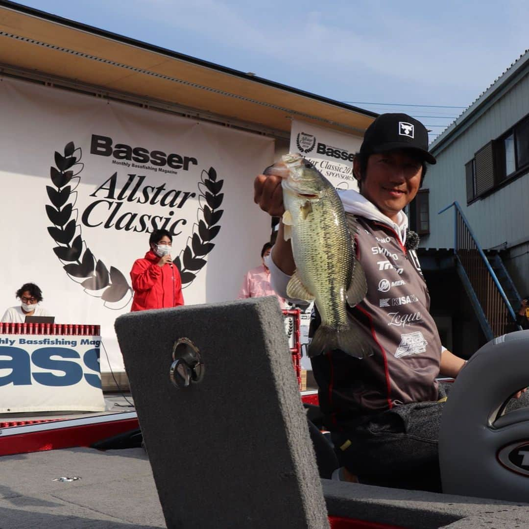 ジャッカルさんのインスタグラム写真 - (ジャッカルInstagram)「Bassser Allstar Classic 2019  2020/3/21〜22に茨城県霞ヶ浦水系で開催された バサーオールスタークラシックが終了いたしました。  所属団体の垣根を超え、選出されたトッププロ達が集まり競い合う、日本のバストーナメントの最高峰であるこの大会で、小野俊郎プロが2日目に怒涛の追い上げを見せ4位に入賞いたしました。  また、ベテランの沢村幸弘プロや、初出場となった片岡壮士プロと早野剛史プロも全力で戦い抜きました。  応援いただいた皆様に心より感謝するとともに、今シーズンもジャッカルチームへの応援よろしくお願いいたします。  @basser__magazine  #jackall #ジャッカル #basser #basserallstarclassic #bassfishing #basstournament #バサクラ #バサクラ33 #釣り #フィッシング #バスフィッシング #小野俊郎　 #沢村幸弘 #片岡壮士 #早野剛史」3月23日 7時59分 - jackall_jp