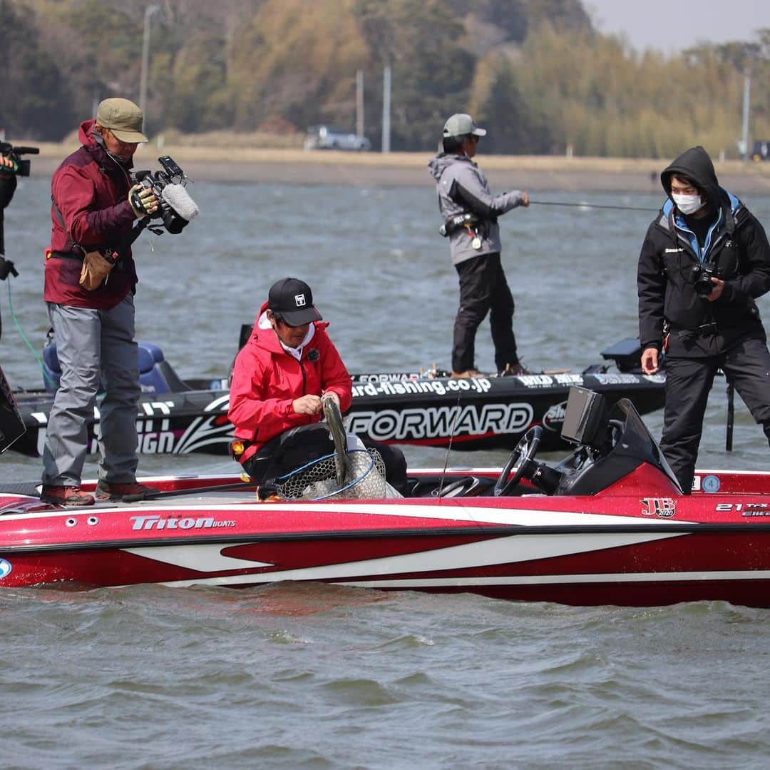 ジャッカルさんのインスタグラム写真 - (ジャッカルInstagram)「Bassser Allstar Classic 2019  2020/3/21〜22に茨城県霞ヶ浦水系で開催された バサーオールスタークラシックが終了いたしました。  所属団体の垣根を超え、選出されたトッププロ達が集まり競い合う、日本のバストーナメントの最高峰であるこの大会で、小野俊郎プロが2日目に怒涛の追い上げを見せ4位に入賞いたしました。  また、ベテランの沢村幸弘プロや、初出場となった片岡壮士プロと早野剛史プロも全力で戦い抜きました。  応援いただいた皆様に心より感謝するとともに、今シーズンもジャッカルチームへの応援よろしくお願いいたします。  @basser__magazine  #jackall #ジャッカル #basser #basserallstarclassic #bassfishing #basstournament #バサクラ #バサクラ33 #釣り #フィッシング #バスフィッシング #小野俊郎　 #沢村幸弘 #片岡壮士 #早野剛史」3月23日 7時59分 - jackall_jp