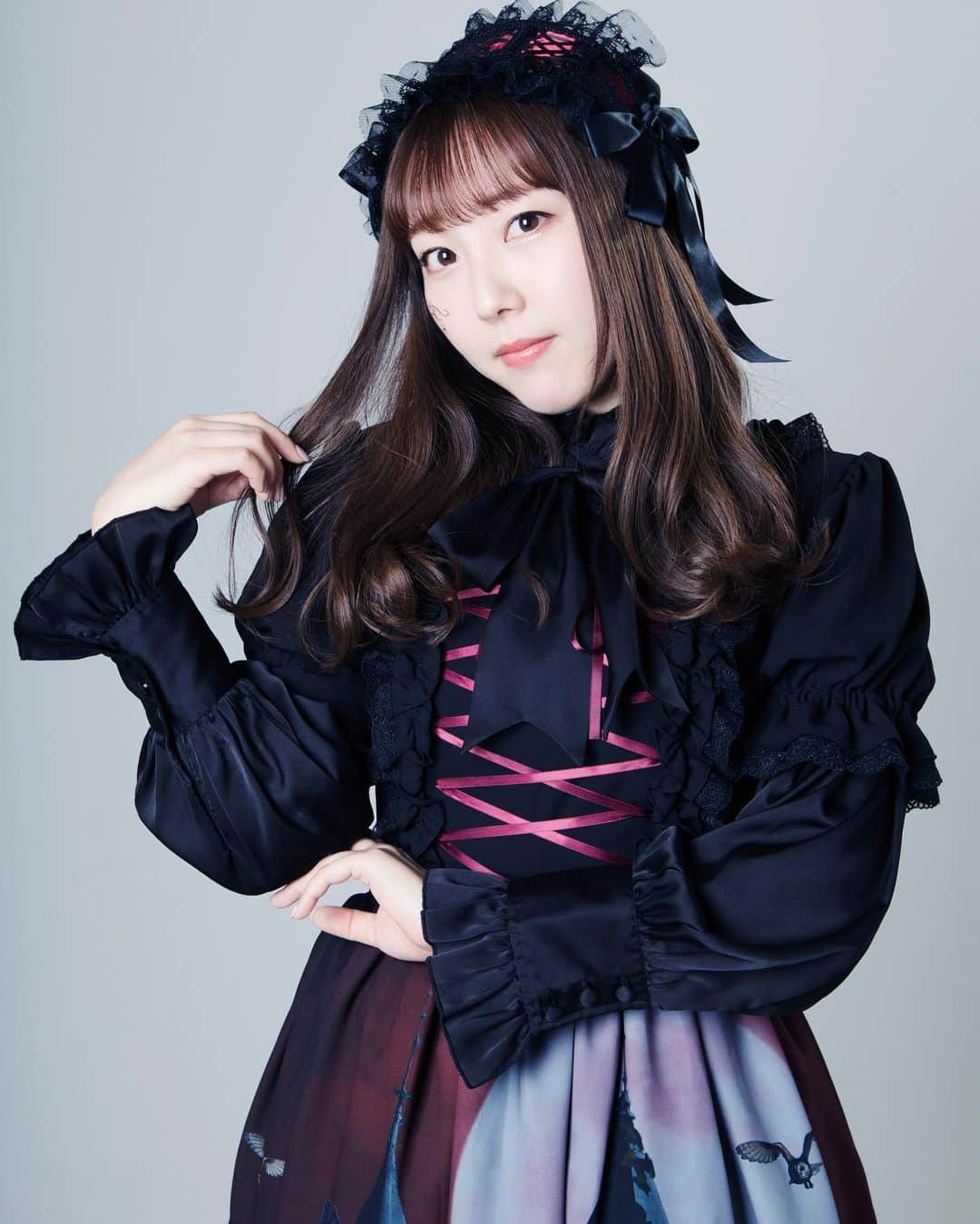 木下望のインスタグラム：「新しいアーティスト写真です👩‍🎨今回はアトリエピエロさんの衣装🎀 ・ 可愛くてとっても軽くて動きやすいです🎶ありがとうございます❤️ ・ #スタマリ #アー写 #アトリエピエロ #atelierpierrot #ロリータファッション #ロリータ #ロリータコーデ #ゴスロリ #ゴスロリファッション」