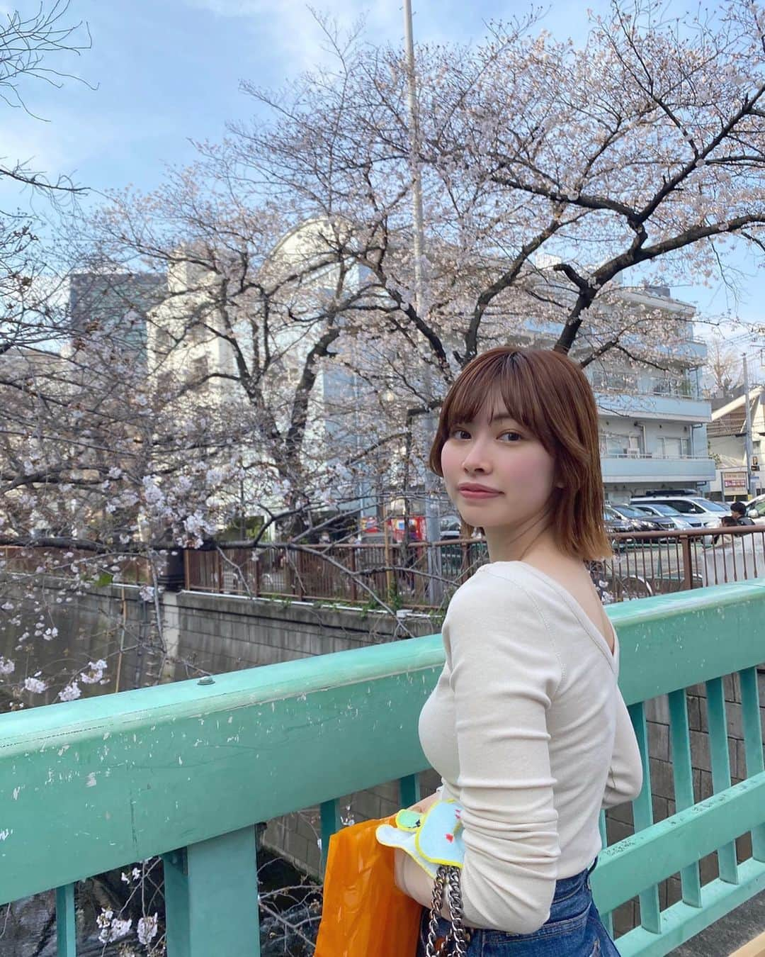 大枝瑞希さんのインスタグラム写真 - (大枝瑞希Instagram)「🌸🌸🌸﻿ ﻿ ﻿ ﻿ ﻿ ﻿ 桜はまだ満開ではなかった🥺 ﻿ ﻿ ﻿ ﻿ ﻿ ﻿ (鞄のとこにハンカチ挟んでるの見えててへんてこだね💦﻿ 因みにマスクちゃんとしてるよ😷)﻿ ﻿ ﻿ ﻿ ﻿ ﻿ ﻿ ﻿ ﻿ ﻿ ﻿ ﻿ #salon #bob #arrange #me #natural #tokyo #beauty #ootd #makeup #Style #model #fashion #photo #spring #셀카 #셀피 #셀스타그램 #얼스타그램 #뷰스타그램 #옷스타그램 #머리스타그램 #일상 #오오티디 #데일리룩 #메이크업 #팔로우  #ボブヘア #桜 #花見 #cherry」3月23日 8時35分 - __mzkxx__