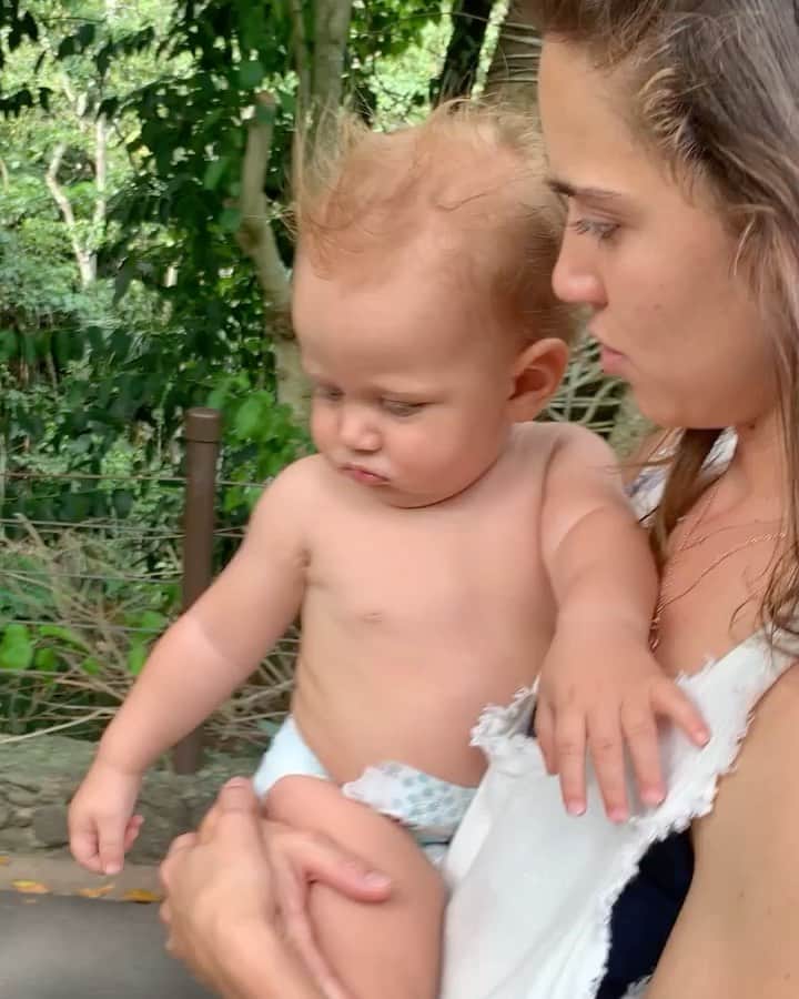 マチルダ・ルッツのインスタグラム：「Il mondo si è fermato, il centro della città è desolato. Il cuore delle persone si è indurito, il sentimento fra gli umani addolcito. Gli aerei volano radi, vuoti sono gli stadi. Ancora sei piccolo, i cambiamenti non ti feriscono, osservi le gemme che fioriscono. Un giorno ti racconteremo di quell’anno ormai lontano, della distanza, e del mondo e della sua alleanza. Ora continua a fare come fai tu, Ascolta la sirena in lontananza, sorridi e  manda l’amore che si riempie l’ambulanza. Tu sei il futuro, riempilo di amore come tu sai fare, mamma ti tiene stretto, tu continua a sognare ! ❤️ volevo mandare un po’ di amore e leggerezza per le persone che sono spaventate e che stanno soffrendo, noi vi abbracciamo forte」