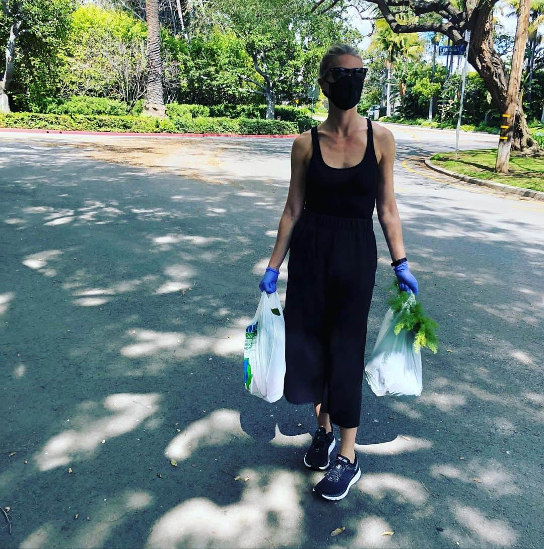 グウィネス・パルトローさんのインスタグラム写真 - (グウィネス・パルトローInstagram)「@bradfalchuk and I were grateful to learn our local farmers market was open this morning; we walked there (keeping lots of distance) and donned masks and gloves once we got nearer to the market, only taking them off when we were almost home and there were no other pedestrians in close proximity. Yesterday I heard tales of crowded hiking trails and parks. Although we are all on a learning curve and aren’t always perfect as we figure out this temporary new normal, we must take the orders seriously and not abuse the freedoms we still have; grocery store and essential errand runs, bike rides or walks (being disciplined about correct protocol). It’s not the time for denial. We must take this seriously and shelter in place. It’s time for nesting, reading, cleaning out closets, doing something you’ve always wanted to do (write a book, learn an instrument or a language or learn to code online, draw or paint) going through photos, cooking, and reconnecting on a deeper level with the people you love. I find hope in the generosity, love, protection and care I see and feel through out our country everyday and my heart goes out to everyone directly affected or simply in fear. We will get through and I bet you our humanity will shine like never before ❤️」3月23日 8時44分 - gwynethpaltrow