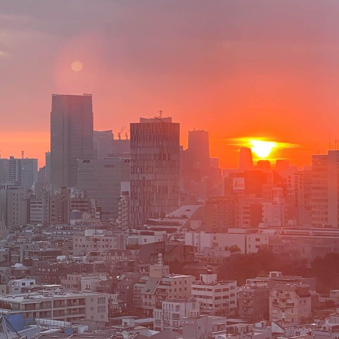 YOONさんのインスタグラム写真 - (YOONInstagram)「No matter what happens, the sun will rise in the morning. Tokyo waking up w/ no filter ❤️」3月23日 8時46分 - yoon_ambush