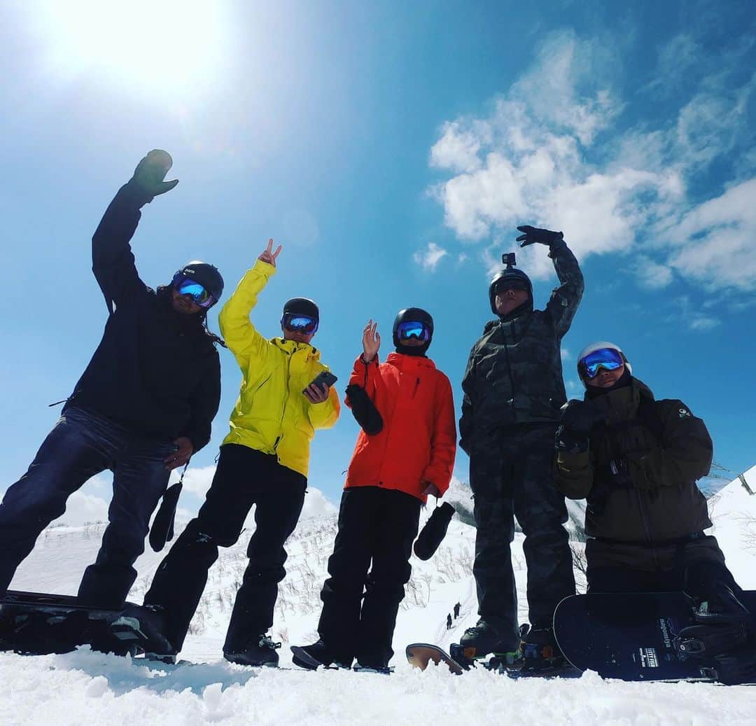 DJ HALのインスタグラム：「Lotte Arai Resort  先週思いつきで決行 初日はベタ雪二日目は吹雪... 三日目にして最高のパウダー👍🏾 連泊してお金かかったけど 残ってよかったです！ 初のアライリゾートはコースがほぼフリーコースで攻め過ぎると木に激突してヤバイです 何回かぶっ飛びましたがパウダースノーに助けられました🤭  真っ白なゲレンデ、美味いご飯、 綺麗な空気、そして温泉、結局オープンからラストまで毎日滑りっぱなしでした⛷ 結果ゴーグル焼けして🐼」