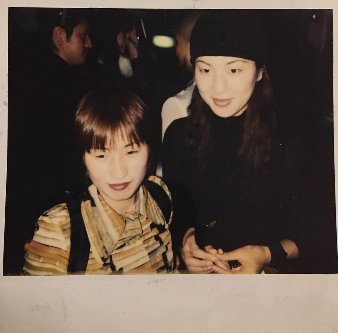 大森美希さんのインスタグラム写真 - (大森美希Instagram)「Lockdown Day 6 🔐  Me and my friend around 1995 🥰  昨夜も夜更かしをしたので朝はゆっくりのんびり目覚める。午前中は曇り空だったが午後はとても良い天気だった🌤 今夜も20時の医療従事者への拍手は欠かさない👏  年末年始に帰省した時に実家から持ってきたポラロイド写真を整理。仙台で教員をしていた時の写真を見て懐かしく思う。一緒に写っているのは同僚で仲良しだったかまちゃん。約25年前☺️ #lockdown #france #paris #coronavirus #foundmemories #photo #picture #90s #cleanupthehouse #sunday #weekend #parislife #外出規制 #外出規制中 #外出制限 #パリ #フランス #新型コロナ #新型コロナウイルス #お片づけ #書類整理 #思い出のポラロイド #思い出の写真 #パリ生活 #海外生活 #懐かしの一枚 #友達 #90年代 #古い写真 #セピア色の写真」3月23日 9時00分 - mikiomori_