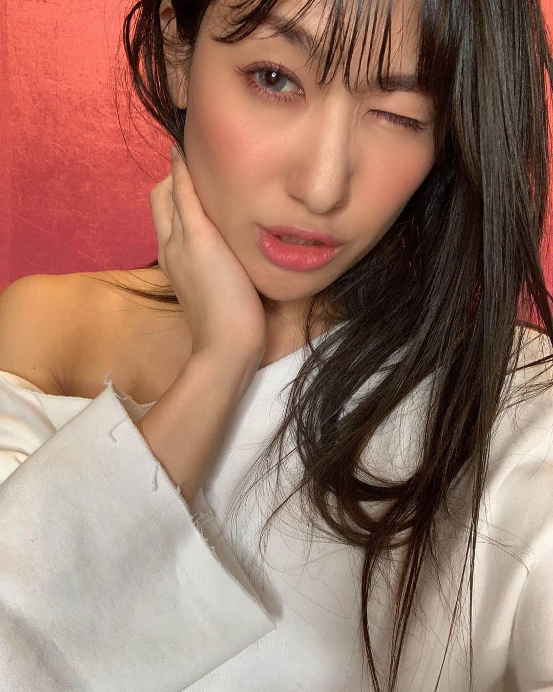 片桐舞子さんのインスタグラム写真 - (片桐舞子Instagram)「Shooting 📸💥🔐 . 今週中に嬉しいお知らせができます💋 （予定w） . . . そして今回のメイク💄 ピンク囲みアイにしてみました💕 . そういえば、ヘアメイクの友達と一緒に、メイク講座イベントをやろう！なんて話をずっと前からしていて。 コロナが落ち着いたらやりたいな💄✨ . ただただ、私が歌う以外で全力楽しい事をするだけの企画…w . （需要ありますか？？） . . . #mays#片桐舞子#Unlocking🔐#黒髪ロング #ブルベ冬メイク#ピンクアイメイク」3月23日 9時01分 - mays_maiko