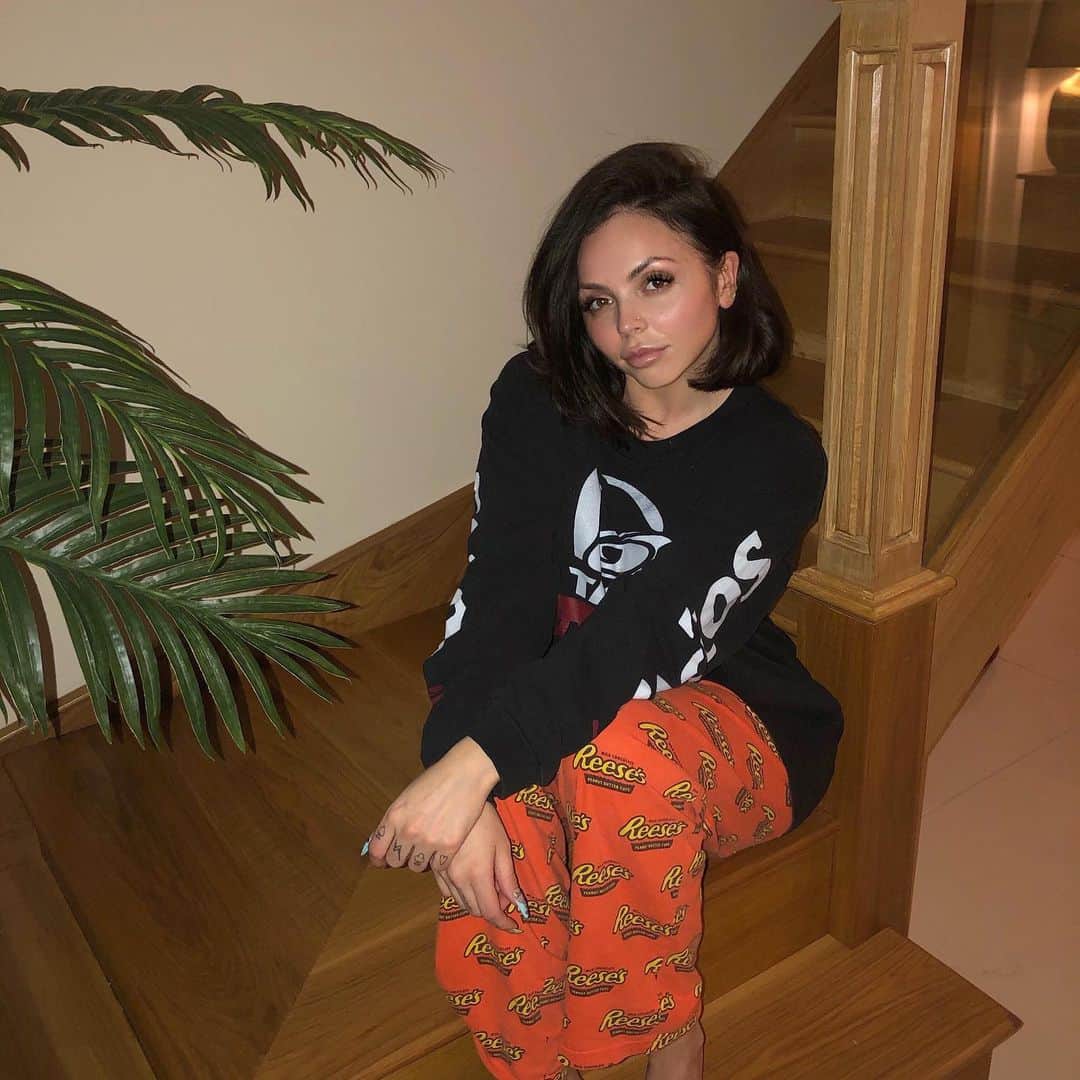 ジェシー・ネルソンのインスタグラム：「Even my pjs have chocolate on 🙇🏻‍♀️」