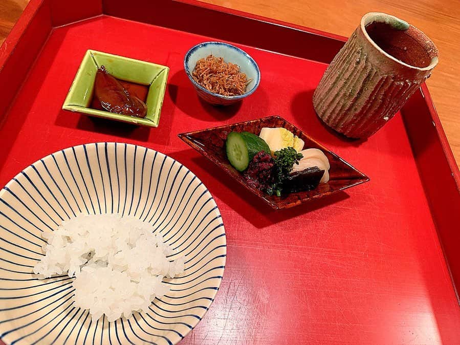 百合華さんのインスタグラム写真 - (百合華Instagram)「京都祇園にあるミシュラン二つ星の日本料理『大渡』にて、旬の味覚を大堪能ディナータイム②💕﻿ ﻿ 大将のユーモアが楽し過ぎて他のお客様と一緒にみんなでずっと笑ってました🎶﻿ ﻿ 手入れの行き届いたお洒落なおくどさんで炊かれたピカピカの白米は美味しすぎて安定のおかわり🍚✨🍚✨🍚 ﻿ ﻿ キミだけを想う卵かけご飯ww❤️ ﻿ ﻿ 最後に手馴れた所作でお抹茶を点ててくださり、茶菓子にぴったりの優しい苦味で大変素敵な御点前で御座いました🥰﻿ ﻿ #japan﻿ #日本﻿ #kyoto ﻿ #京都﻿ #祇園﻿ #ミシュラン二つ星﻿ #michelin2stars ﻿ #michelinstar ﻿ #日本料理﻿ #割烹料理﻿ #店主お任せ﻿ #コース料理﻿ #ディナータイム﻿ #旬﻿ #旬の食材 ﻿ #春の食材﻿ #京都の水﻿ #お出汁﻿ #拘り﻿ #煮炊き物﻿ #炭火料理﻿ #絶品﻿ #職人技 ﻿ #おもてなし﻿ #人柄﻿ #美食﻿ #美食家﻿」3月23日 9時20分 - yurika.lovelily