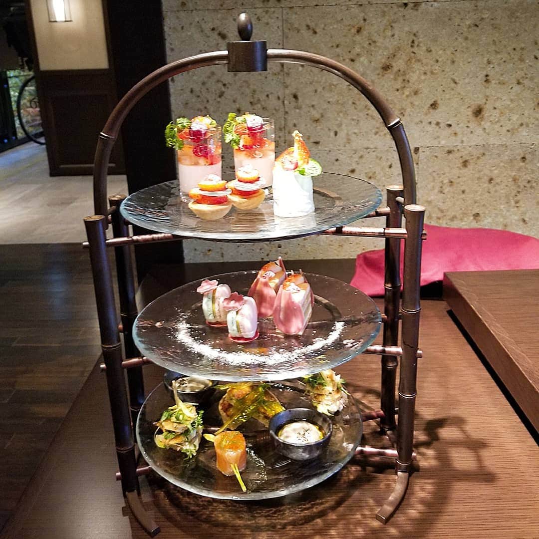 今堀恵理さんのインスタグラム写真 - (今堀恵理Instagram)「京都悠洛ホテルMギャラリー  @kyoto_yura_mgallery  の苺と桜づくしスプリングアフタヌーンティーに行って来ました♡  和のテキストのデザイナーズホテルで「究極の女性向けホテル」なの。ホテルに入った瞬間から高級感溢れてます  アフタヌーンティーは１つ１つ美味しいです。 お値段は3480円でお茶の種類も15種類と多いよ  アフタヌーンティーだけでなく、チョコとカクテルのセットも食べました💕  落ち着いた雰囲気のラウンジで食べる優雅なアフタヌーンティーです。苺のアフタヌーンティーは4月30日までの期間限定で開催されてます  この日の時計は  @mavenjapan 【eriim307】 ご使用で10パーセントオフになります。 (クーポン使用期限は本日より1年間)です  #mギャラリー　 #京都アフタヌーンティー #mavenwatches  #マベン  #マベンウォッチズ  #腕時計  #時計  #手元倶楽部  #ホワイトデー  #ホワイトデーギフト」3月23日 9時21分 - eriimahori