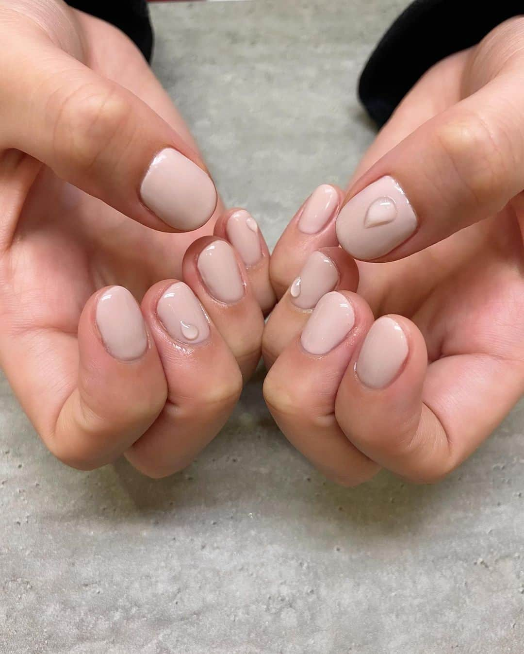 藤井夏恋さんのインスタグラム写真 - (藤井夏恋Instagram)「Spring nail🌸 基本いつもワンカラーで シンプルネイルが好き。 それが一番ベスト。 飽きないし。 今回はそんなシンプルなネイルに 珍しくちょっぴり遊びをいれてみた。 #雫#見るだけで癒し効果もあるよw」3月23日 9時40分 - fujiikaren_official