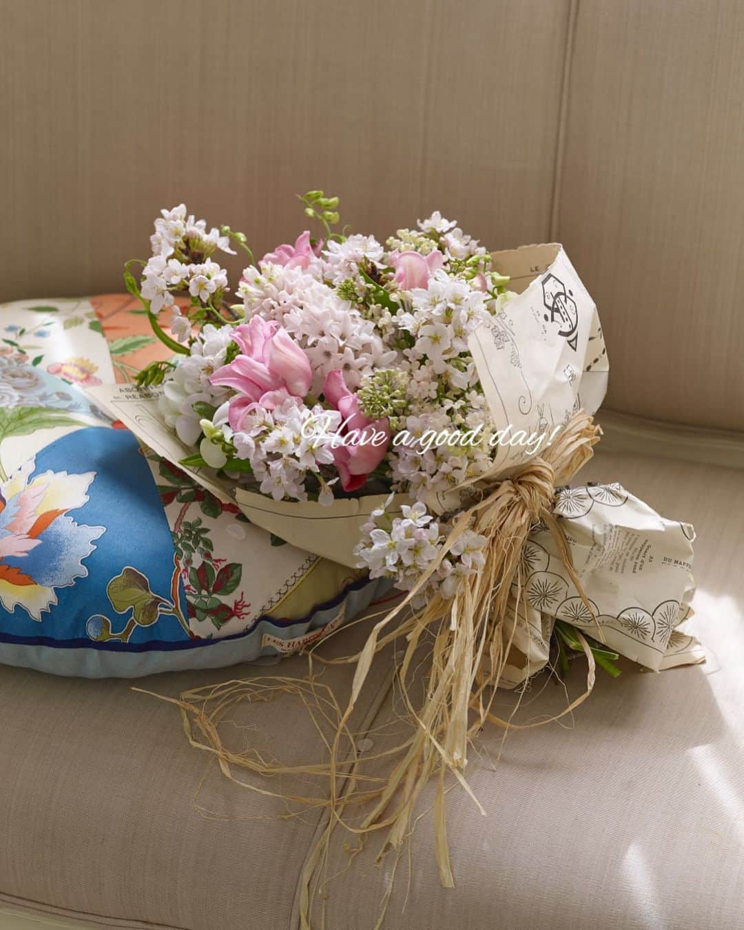 雑誌 花時間 さんのインスタグラム写真 雑誌 花時間 Instagram おはようございます 先日 とある花屋さんで お花見セットという 桜の花束を見かけました 誰かにお花を差し上げるときも 桜が喜ばれるでしょうね 桜とチューリップをさり気なく束ね