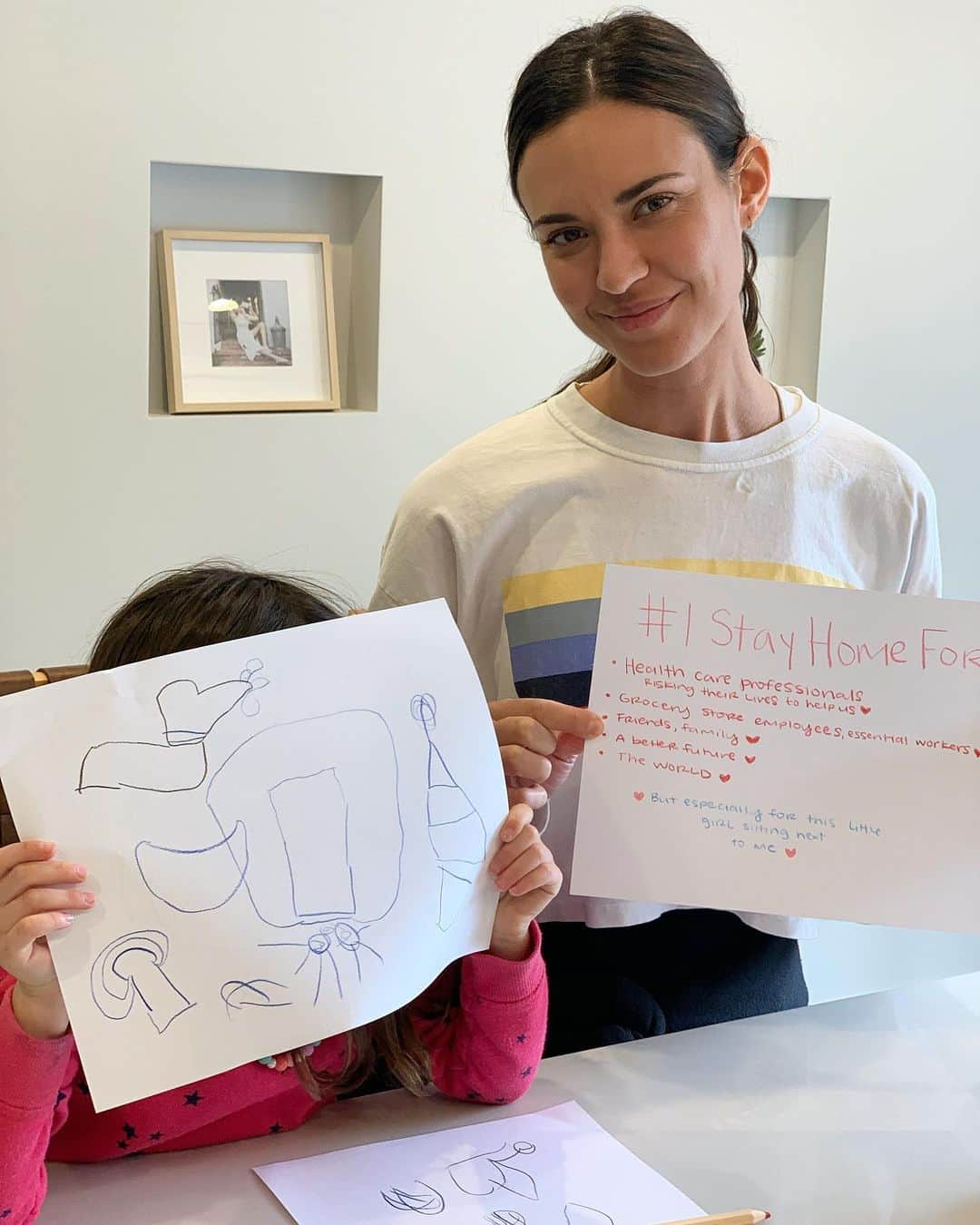 オデット・アナブルのインスタグラム：「Challenge accepted @misskategordon. During this time, I am trying to slow down. I am enjoying time with my family, cooking, going on walks and having dance parties. Let’s manifest love and good healing for all. Thank you to the people on the front lines being of service, we appreciate you every day. Let’s also remember that this is going to be tough, let it be tough, go through it. It might be just what you need and then let’s rise above and take this time to reset and prioritize. Sending so much love to you all! I nominate @jogarciaswisher @jennadewan @stacykeibler」