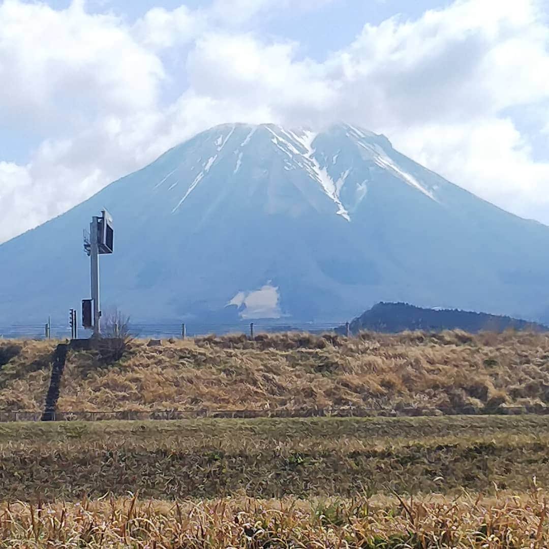 どさけんさんのインスタグラム写真 - (どさけんInstagram)「みんなー！鳥取の山はでかいぞー！」3月23日 10時10分 - dosaken101
