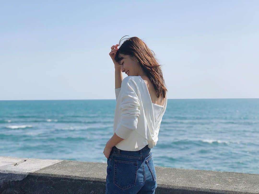 伊藤沙織のインスタグラム：「おとといの七里ヶ浜デート🥰鎌倉・七里ヶ浜エリアは定期的にふと訪れたくなるパワーチャージできる場所。トップスはLE JOURとのコラボ商品です🦈前後2wayで着れます✌🏼 https://store.hpplus.jp/fs/shop/r/r22892/ . . #七里ヶ浜」