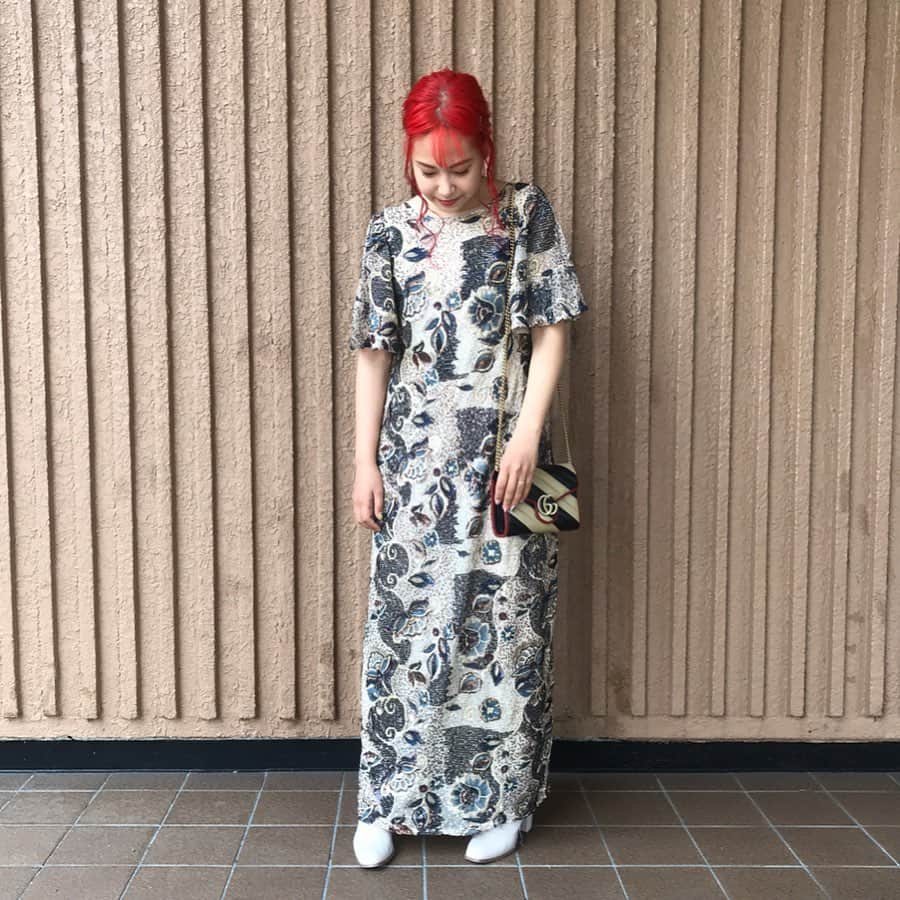 知念美加子さんのインスタグラム写真 - (知念美加子Instagram)「Party style 😋 ・ ・ スパンコールきらきらのドレス🧚🏻‍♂️ でもゴージャスにはなりたくないから、ラフなヘアスタイルとブーツ、バッグも柄にして、ヴィンテージスタイル❣️ ・ 赤髪に合うドレス見つけるの大変😂 ・ 寒いかな〜と思ったけど、全然余裕だった、沖縄🌴笑 ・ ・ ・ Dress @zara  Bag  @gucci  Boots @searoomlynn_official」3月23日 10時26分 - chinenmikako