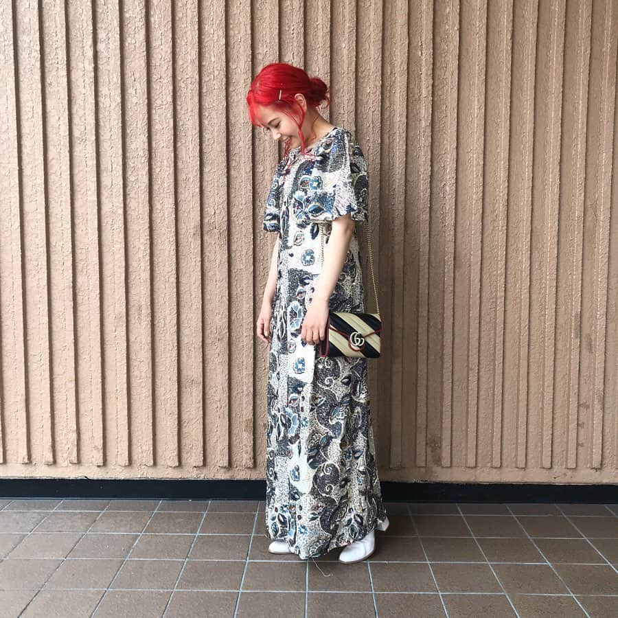 知念美加子さんのインスタグラム写真 - (知念美加子Instagram)「Party style 😋 ・ ・ スパンコールきらきらのドレス🧚🏻‍♂️ でもゴージャスにはなりたくないから、ラフなヘアスタイルとブーツ、バッグも柄にして、ヴィンテージスタイル❣️ ・ 赤髪に合うドレス見つけるの大変😂 ・ 寒いかな〜と思ったけど、全然余裕だった、沖縄🌴笑 ・ ・ ・ Dress @zara  Bag  @gucci  Boots @searoomlynn_official」3月23日 10時26分 - chinenmikako