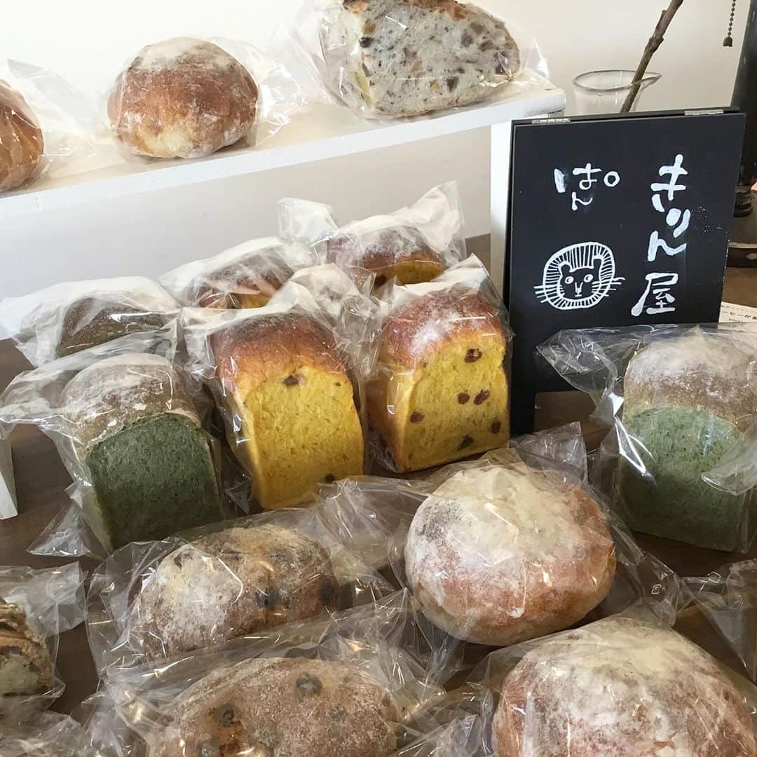 手紙社さんのインスタグラム写真 - (手紙社Instagram)「【 きりん屋のパンが届きます！at 手紙舎鎌倉店 3/27(金) 】﻿ ﻿ きりん屋さんのパンが3/27 金曜日に鎌倉店に届きます。﻿ きりんや屋さんは三重県松阪の山麓にあるパン屋さん、遠くから沢山の方がおとずれて、いつも開店前から行列ができています。自家製天然酵母のパンはしっとりもちもちで、くせになる美味しさです！色々食べて、お気に入りの味をみつけてくださいね！パンの販売はお昼頃からを予定しています。﻿ ﻿ KIRINYA Bakery's breads  will be available at Tegamisha Kamakuraten on Friday, 28th, Feb !KIRINYA Bakery is located in the foot of a mountain of Matsuzaka, Mie prefercture.  Despite of the distance, there is always such a long line before opening.  The homemade natural yeast breads are incredibly moist, chewy and moreish ! Please try all KIRINYA breads and find your favorite !!! Please note that breads will be available from noonish.﻿ ﻿  #手紙社#手紙舎#手紙舎鎌倉店#鎌倉#きりん屋#自家製天然酵母パン#パン#鎌倉パン」3月23日 10時38分 - tegamisha