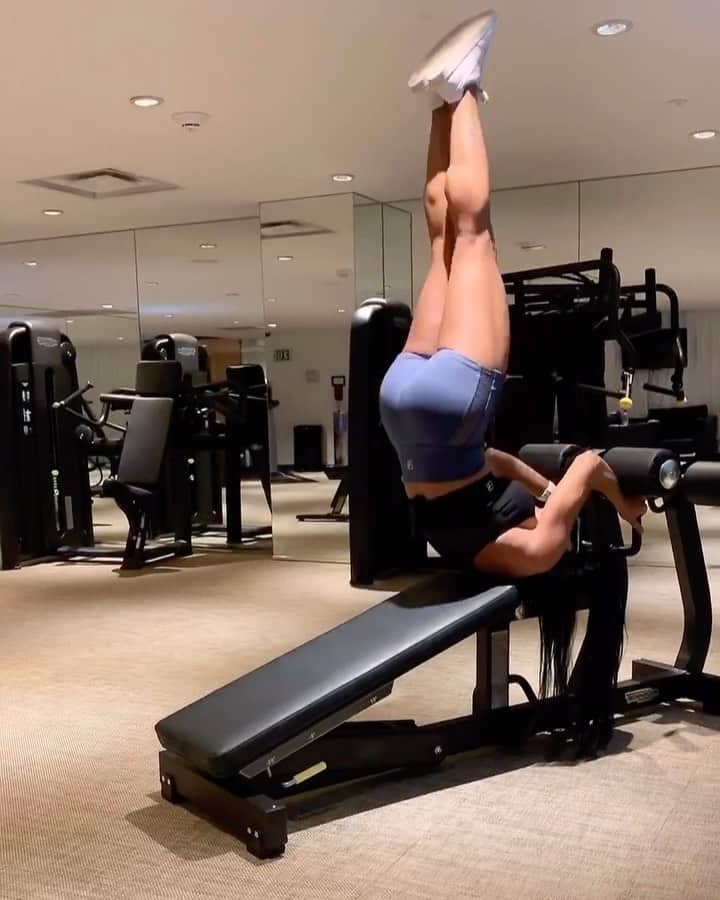 Eri Antonのインスタグラム：「Full body workout with @BangEnergy Purple Haze Shot 😋💜⁣ ⁣ Follow the inventor of bang: @BangEnergy.CEO⁣ ⁣ Go to www.bang-energy.com⁣ Use ERI25 for a 25% discount ⁣ ⁣ #EnergyDrink #BangEnergy #ad」