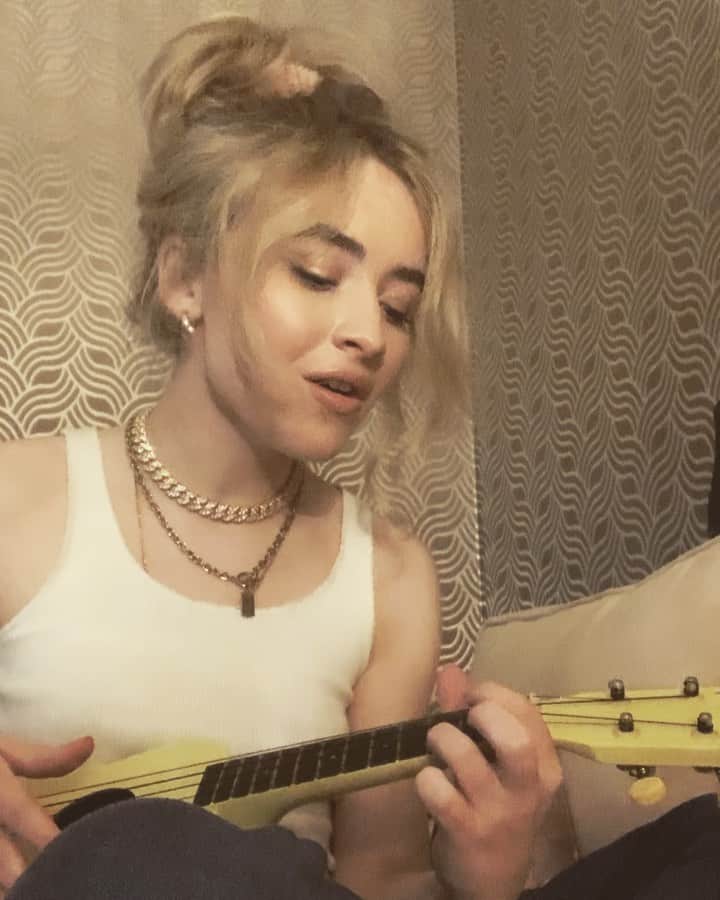 サブリナ・カーペンターのインスタグラム：「this is me and a $12 ukulele singing moon river. notice how I’m inside my house and nobody is around me that’s because」