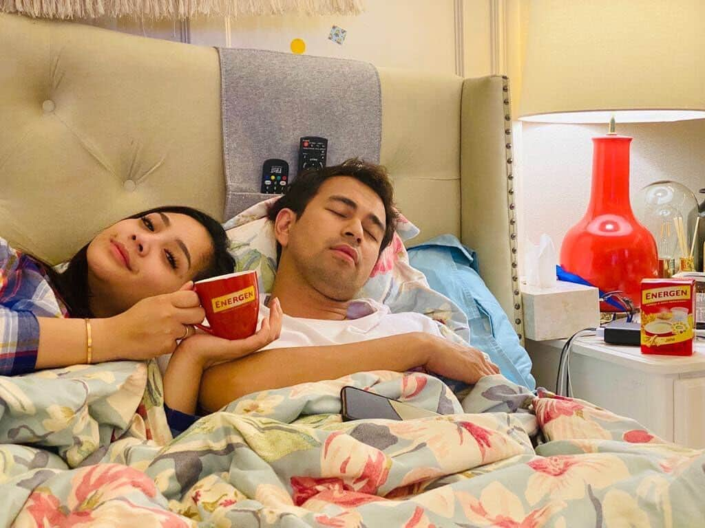 Raffi Ahmadさんのインスタグラム写真 - (Raffi AhmadInstagram)「Pagi pagi siapin sarapan untuk suami tercinta, tentunya pakai energen jahe yang mengandung jahe merah asli. Jaga kesehatan ya buat semuanya❤️ . @energen_id」3月23日 11時04分 - raffinagita1717