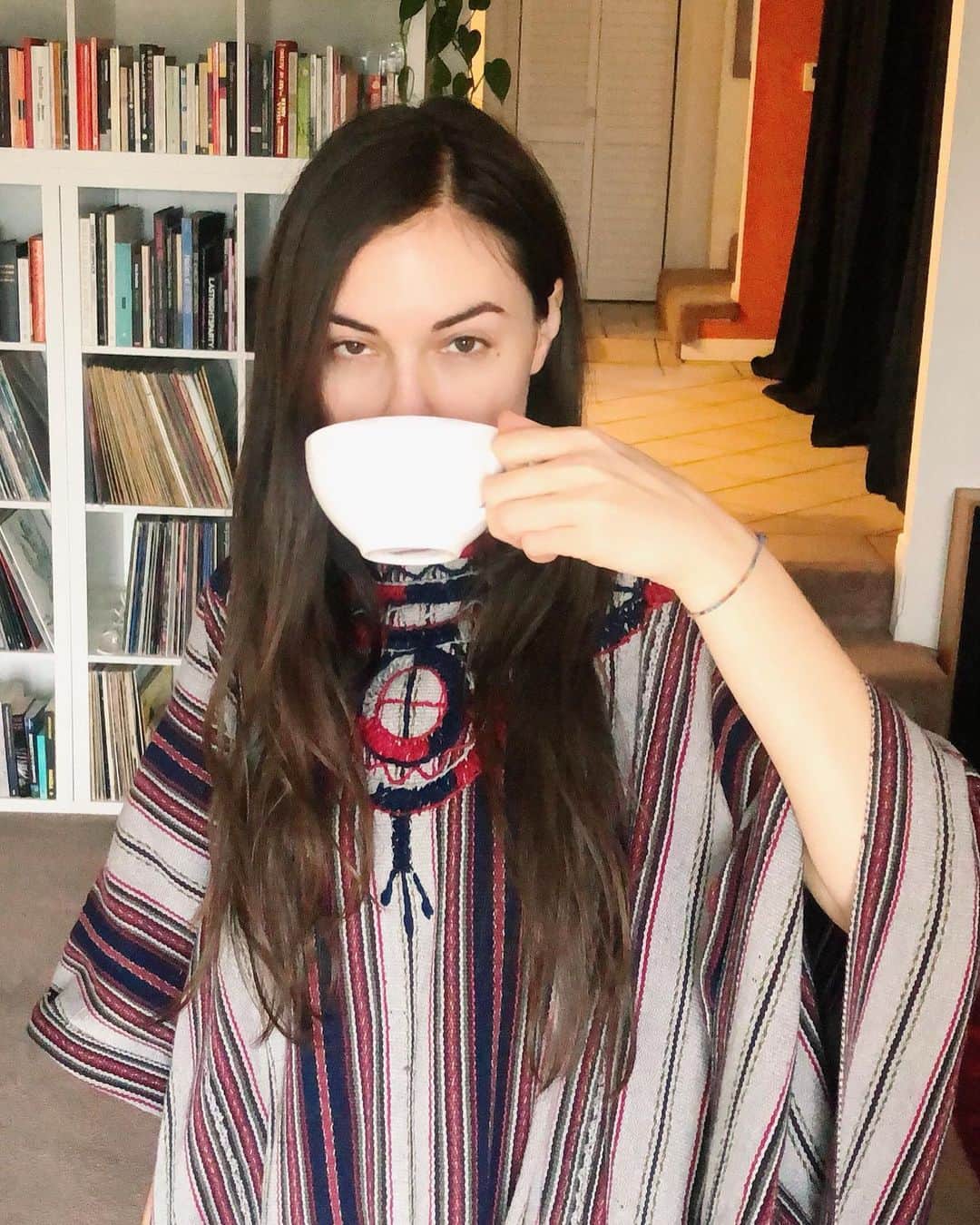 サーシャ・グレイのインスタグラム：「Rainy day in self isolation, perfect time to bust out my poncho that I got in Antigua (Guatemala) while i savor this extra coffee. What are the little things that you’re finding joy in right now?」