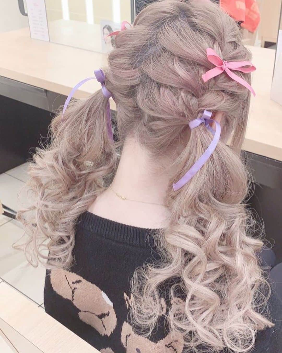 ねねーしゅさんのインスタグラム写真 - (ねねーしゅInstagram)「ジャニヲタ系ヘアメ❣️笑笑 きゃばきゃばの撮影でたまには可愛らしい感じでリボンつけた🎀  #歌舞伎町#キャバクラ#新宿#キャバ嬢#水商売#サパー#BAR#ホスト#ヘアメ#ジャニーズ#コンサート#ヘアメ#ヴィオナドール#歌舞伎#ツインテール#リボン」3月23日 11時33分 - nenepiyon