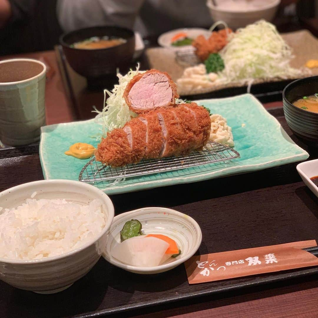 佐藤寿人のインスタグラム：「外食での一枚🍚 学生時代から通っていた、浦安にあるとんかつの名店✨ 『双葉』 ずっと黒豚ロースがお気に入りでしたが、最近はもっぱらヒレですね🥩  #とんかつ #とんかつ双葉 #浦安市 #浦安は #母親の #地元 #そして #妻の #地元 #2人は #保育園の #先輩後輩」