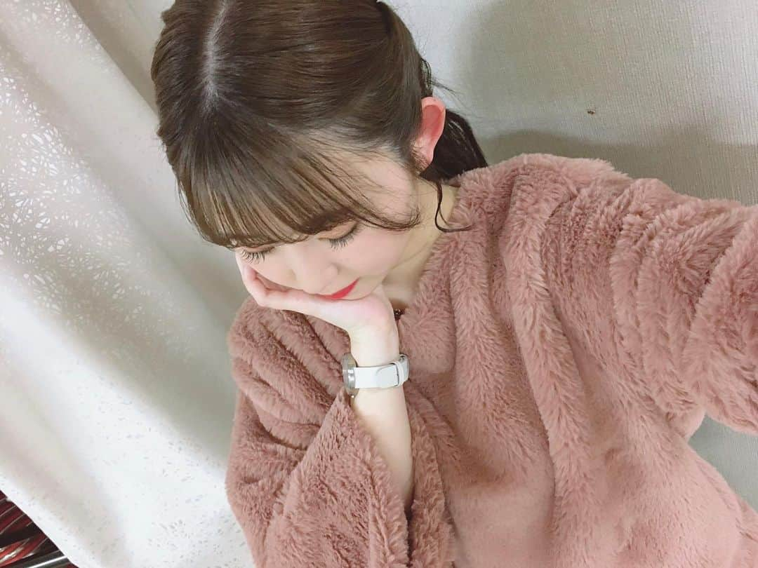 熊沢世莉奈さんのインスタグラム写真 - (熊沢世莉奈Instagram)「⏱⏰🕰﻿ ﻿ ﻿ 最近暖かくなってきましたね！！﻿ ﻿ 春の風の匂いがします🌸☺️﻿ ﻿ 暖かくなったと言いながらも季節感のない写真でごめんなさい😖😂笑笑﻿ ﻿ まだ寒かった時に撮った写真なのです📷🎞✨﻿ ﻿ 毛布みたいでめちゃめちゃ気持ちいいの♡♡﻿ ﻿ 一目惚れで買ってしまいました🙈💕﻿ ﻿ あとこの日！珍しい髪型したの！！﻿ ﻿ 撮影でしたからいつかみんなの元にもお届け出来るはず！✨」3月23日 22時24分 - kuma_0417