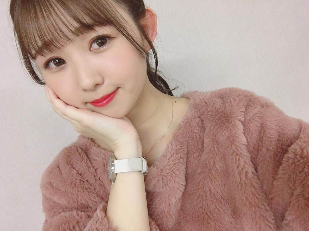 熊沢世莉奈さんのインスタグラム写真 - (熊沢世莉奈Instagram)「⏱⏰🕰﻿ ﻿ ﻿ 最近暖かくなってきましたね！！﻿ ﻿ 春の風の匂いがします🌸☺️﻿ ﻿ 暖かくなったと言いながらも季節感のない写真でごめんなさい😖😂笑笑﻿ ﻿ まだ寒かった時に撮った写真なのです📷🎞✨﻿ ﻿ 毛布みたいでめちゃめちゃ気持ちいいの♡♡﻿ ﻿ 一目惚れで買ってしまいました🙈💕﻿ ﻿ あとこの日！珍しい髪型したの！！﻿ ﻿ 撮影でしたからいつかみんなの元にもお届け出来るはず！✨」3月23日 22時24分 - kuma_0417