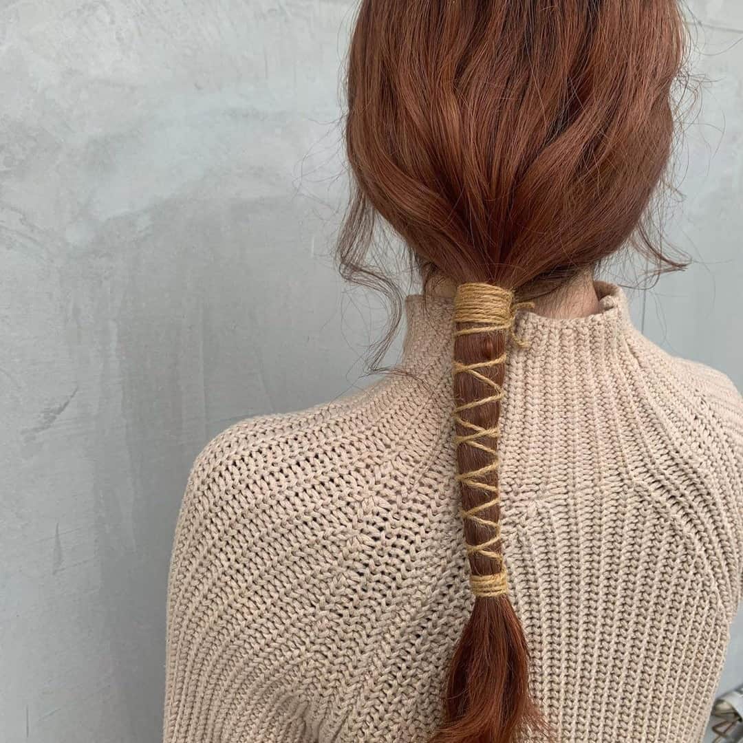 RiLiさんのインスタグラム写真 - (RiLiInstagram)「実は簡単にできちゃう💖【紐アレンジヘア】🎀 ..... 最近よく見るあの髪型…💭【紐アレンジヘア】が大人気だよ😉💖後ろで一本結びができちゃう長さがあれば誰でもできるアレンジだよ🐇 やり方は簡単🎶紐やお気に入りのリボン🎀を使って、髪の毛にぐるぐる巻けば完成❣️❣️太めのスカーフや布を使ってアレンジするのもおすすめっ✨ 毛先をゆるーく巻いておくとさらにお洒落度もアップするよ💖みんなもやってみてね🧚‍♀️ サイトやSNSで掲載させていただくお写真募集中😘📸 かわいいコーデやアイテム、注目スポットなどが撮れたら、ハッシュタグ→#rili_tokyo  を付けて投稿❗ ． Special Thanks💋 Photo by @ayao_kj22 @_2000_0407_ @s129hr__ @m_anna2010 @___iam.nk @__nto57 @pon_k17 @maogram__ @_m08.as_ ． #春 #春コーデ #紐ヘアアレンジ #スカーフヘアアレンジ #ヘアアレンジ #簡単ヘアアレンジ#ロングヘアアレンジ #ミディアムヘアアレンジ #ショートヘアアレンジ #ブラウンコーデ #ベージュコーデ  #ワントーンコーデ #シンプルコーデ  #カジュアルコーデ #ガーリーコーデ #置き画 #置き画くら部 #今日のコーデ #コーデ #コーディネート #RiLi  #おしゃれさんと繋がりたい #お洒落さんと繋がりたい #ファッション #패션스타그램 #ootd #outfit」3月23日 21時02分 - rili.tokyo
