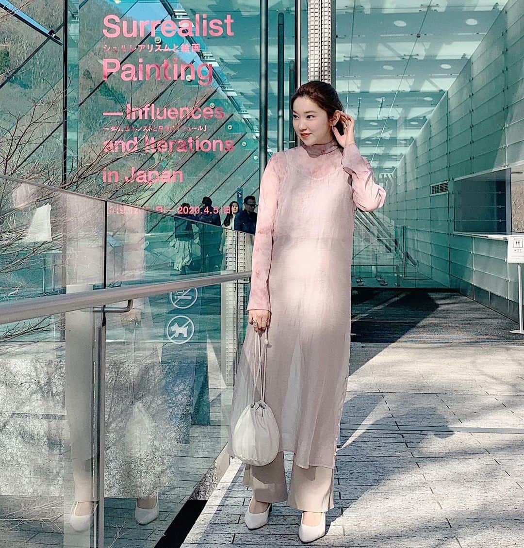 mina hinokuchiのインスタグラム：「. 久々のポーラ美術館 気になってた企画展と、何度も見たくなる常設展へ📖 森の中にスッと立つ、ガラス張りの建物も 何度見てもカッコいいな〜☀︎ . この日は前日にgetしたシアーキャミワンピをさっそく♪♪(たまたま企画展の文字とマッチしてた🌸) . #whoswhochico #salonbychico #フーズフーチコ #チコ #ポーラ美術館 #シュルレアリスムと絵画 #箱根 #シアーサイドスリットキャミワンピース」
