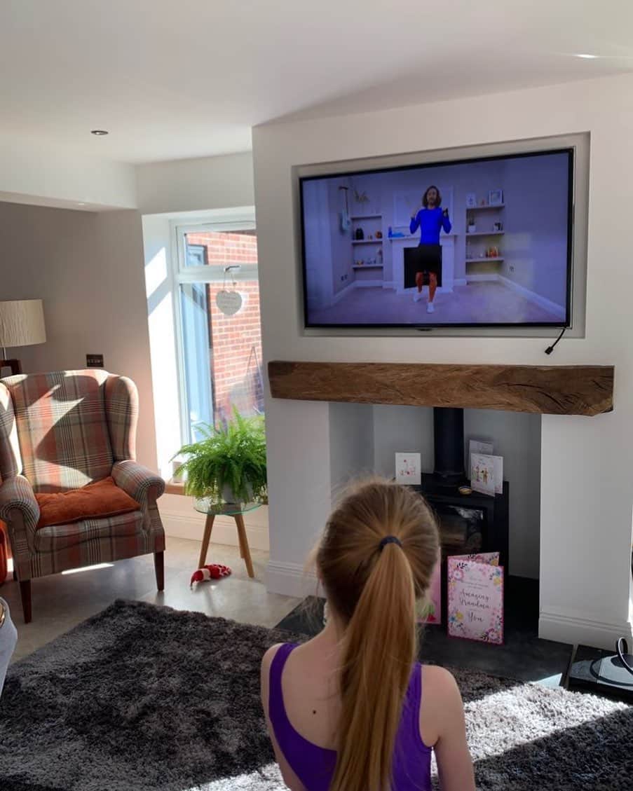 ティム・クルルのインスタグラム：「Great idea to start the day with Joe Wicks every morning Monday till Friday from 9am for 30 mins.. live YouTube workout 🏋️‍♂️ kids workout for all ages.. #pewithjoe #keepmoving」