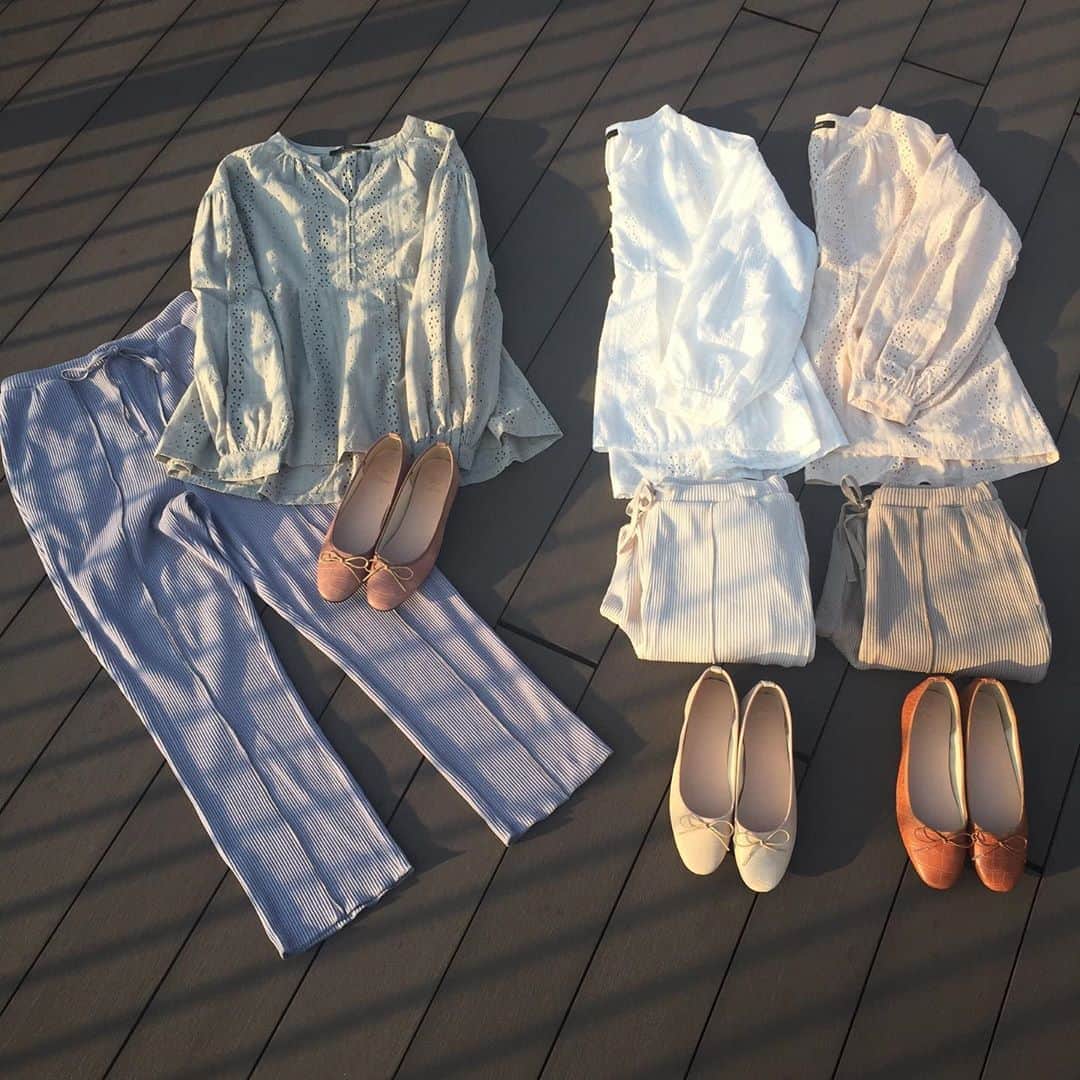 のインスタグラム：「≪new arrival≫  カットワーク刺繍 ウエストタックプルオーバー ¥4900＋tax  ワイドリブ配色メローパンツ ¥3900＋tax  パンプスとポシェットはただいま¥6000＋tax以上 お買い上げのお客様にプレゼントしているノベルティ♡♡残りわずかです是非✔️ . . . . . #wcloset #ダブルクローゼット #wears #2020ss #ミントカラー #春カラー #春ブラウス #春コーデ」