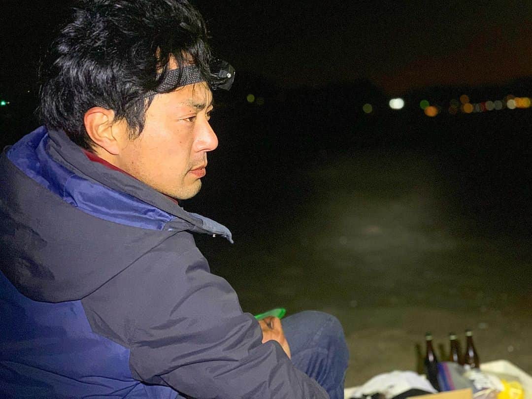 野村良平さんのインスタグラム写真 - (野村良平Instagram)「浜辺キャンプ ヒートテック セーター ダウン 上着 カッパ 寒さには余念が無い  釣りもしてます ふぐが釣れました」3月23日 21時19分 - nomura_ryohei