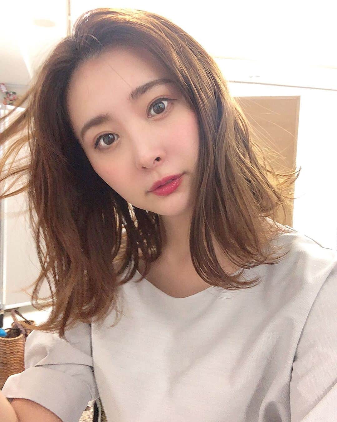 のインスタグラム：「撮影で前髪あげましたっ❣️ ・ ・ ・ 前髪も後ろ髪も今のところ伸ばす予定💛 ・ ・ ・ #前髪かきあげ#前髪かきあげ女子 #前髪アレンジ#ボブアレンジ#ボブヘア#ボブヘアー#ボブヘアアレンジ #前下がりボブ #韓国人風ヘアー #ショートボブ #ミディアムヘア#ミディアムヘアアレンジ #ミディアムヘアー#暗髪 #髪型 #发型 #髮型 #空氣感 #髮型屋 #髮型設計 #護髮 #染髮 #短髮 #日系髮型」