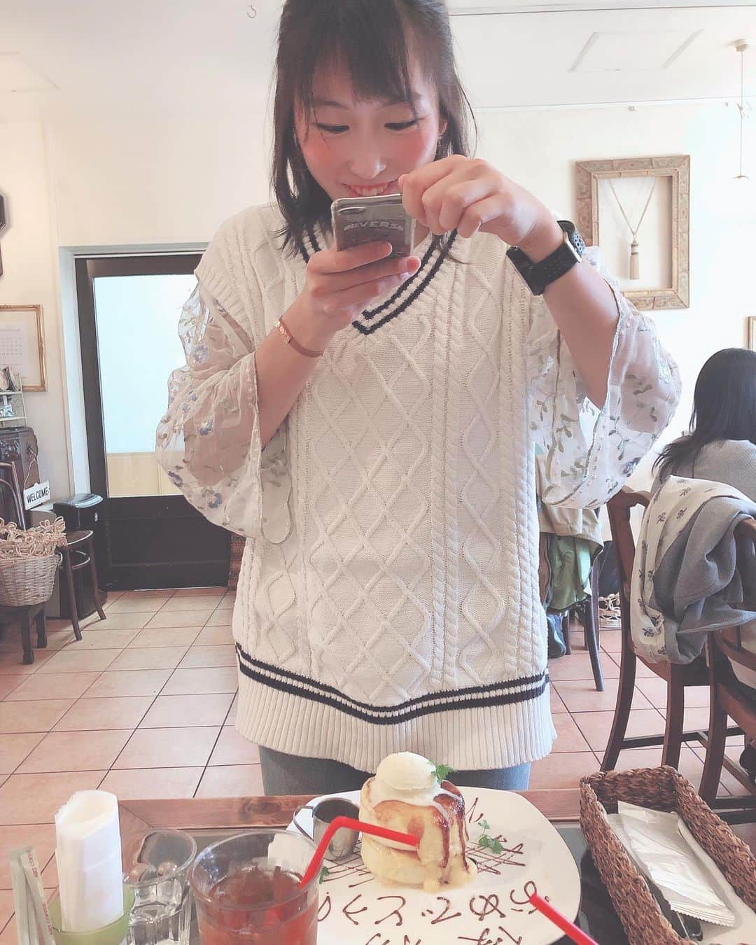 松本紗依さんのインスタグラム写真 - (松本紗依Instagram)「🎉 * お祝いできました👶🏻🎉 * ちまが食べたかったの食べれてる笑顔を見るのが楽しい時間でした☺️ * お祝いしたいことはいっぱいあったけど、漢字が入らない都合上、色々まとめました😂 * 立ってまで撮ってるあたり、可愛すぎた☺️💖 * #おめちま #apartment.m.cafe #顎姉  #あご」3月23日 21時22分 - sayo_rinrin