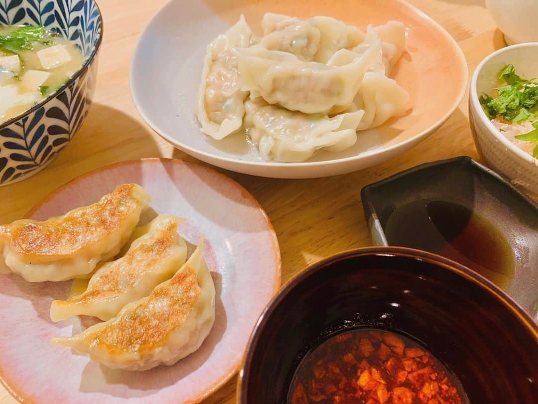 小林夏子のインスタグラム：「今夜はおひとりメシ☺︎ 秘伝の手作り餃子ストックを こっそり消費。 水餃子用に作ったんだけど 3つだけ焼いてみた！ すぐ近くでウトウトしてる息子と 膝の上で丸まっているお犬たん。 癒しのパワーすごくてもう めちゃくちゃ眠いです…zzz  #gyoza #dinner #yummy #cooking  #alone #night #healing #sleepy #baby #dog #days #peace #love #life」
