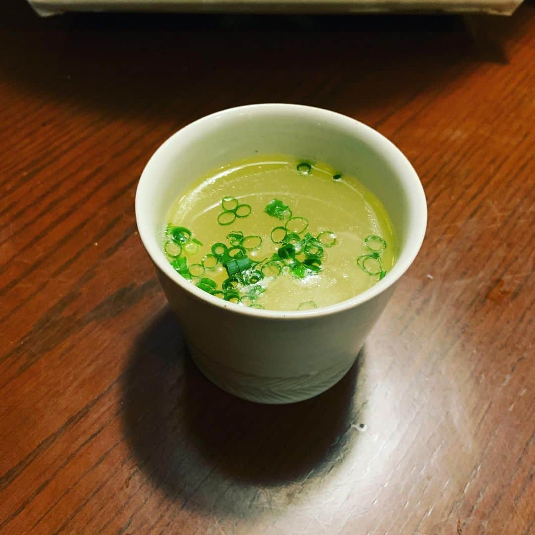志摩有子さんのインスタグラム写真 - (志摩有子Instagram)「薄ら寒かった今日、　@accokatano  ちゃんの昨日のポストを思い出して、信濃屋さんの鶏肉、つくね（軟骨入り）、信濃屋プラスの鶏スープ、春キャベツ、長葱で水炊き。鶏スープが美味しいから、骨なしのもも肉を煮込むだけなのであっという間。まずスープを塩で頂き、具材はポン酢と柚子胡椒で。キャベツが甘ーい。信濃屋さんで焼き鳥も。香ばしくて甘めのタレがまた美味しい。男子たちが狂喜乱舞。 #鶏水炊き #鶏スープ鍋 #春キャベツ」3月23日 21時25分 - ariko418