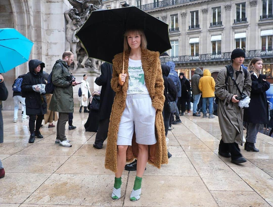 シトウレイさんのインスタグラム写真 - (シトウレイInstagram)「@vikagazinskaya at @stellamccartney﻿. I really like her mixture style (that is...casual realx and trend of mode remix)!﻿ ﻿ パリのお気に入りの一枚。﻿ テイスト・ミックスするスタイルって私はすごい好きなんです﻿ （何を着るか、ではなくてどう着るかのセンスの部分ってそこに一番現われると思うから）。﻿ ﻿ ﻿ もはや部屋着みたいなインナー（このスエットのダルい五分丈ハーフパンツ）と、﻿ ラグジュアリーなモフモフコートのアウター！﻿ この我が道を行くスタイルに﻿ Bottega Venetaのサンダルっていうアイテムで、トレンドもしっかり抑えてるところとか。﻿ ﻿ ①トレンドを知りつつ、②自分らしさを混ぜ込んで、そして③半歩先のスタイルとして提案している、﻿ そこが私はとても心を持って行かれたというか。﻿ ﻿ ﻿ @vikagazinskaya_official_moscowのデザイナーのVika。﻿ 私のミューズの一人。﻿ ﻿ #pfw #parisfashionweek #20aw #vikagazinskaya #stellamccartney﻿ #何を着るかではなくどう着るか　#半歩先を提案する自信とセンス #最高」3月23日 21時25分 - reishito