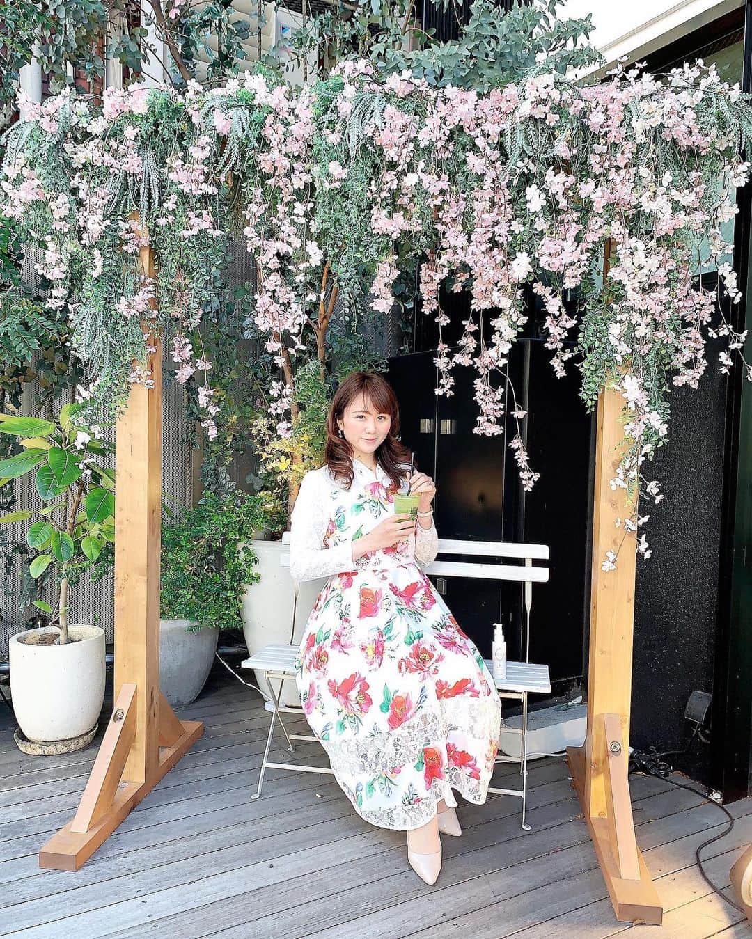 Miku Hirata 平田未来さんのインスタグラム写真 - (Miku Hirata 平田未来Instagram)「#桜が満開 になってきましたね🌸  先日ですが、#botanistcafe (@botanist_official )へ行ってきました💓  桜の花がディスプレイで外にあり可愛かったです✨  #greensmoothie は、さっぱりとしていて飲みやすいです🥤💓 ボタニカルな雰囲気満載でした💐  学校はもう #春休み に入り 連休もあまり関係なかったですが😅  あと2週間くらい、のんびり過ごします🌹  今回はあえてコロナについては触れず失礼いたします…😊 * * #ボタニスト #ボタニストカフェ #ボタニスト春限定 #botanist #botanisttokyo #omotesando #omotesandocafe #表参道カフェ #表参道ランチ #おしゃれカフェ #桜スポット #sakura #お花見コーデ  #おしゃれランチ #おでかけスポット  #chesty #チェスティ #チェスティワンピース #ママコーディネート #男の子ママコーデ　#幼稚園ママコーデ」3月23日 21時36分 - miku.hirata